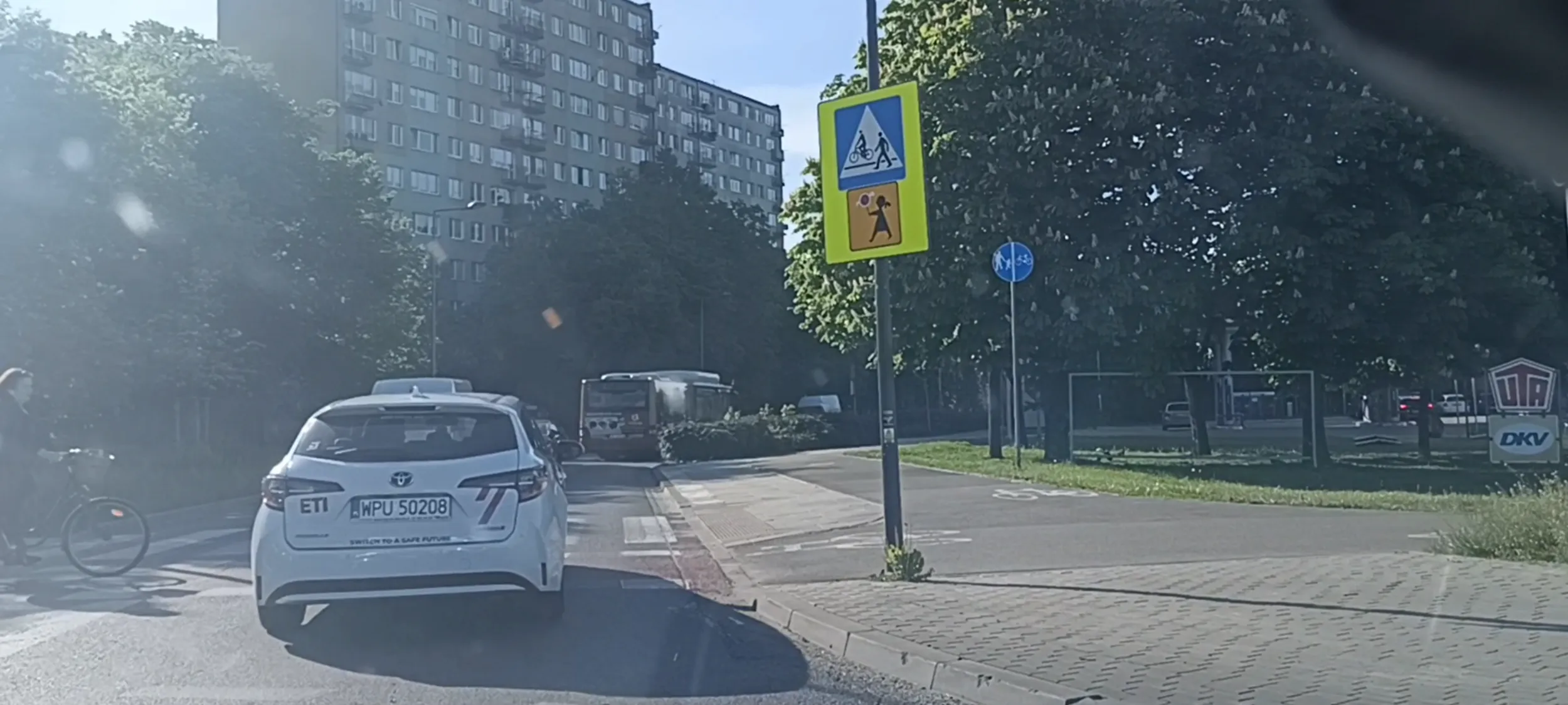 Kierujący to bandyta drogowy i  dziś zabiłby kobietę przejeżdżają ścieżką rowerową.