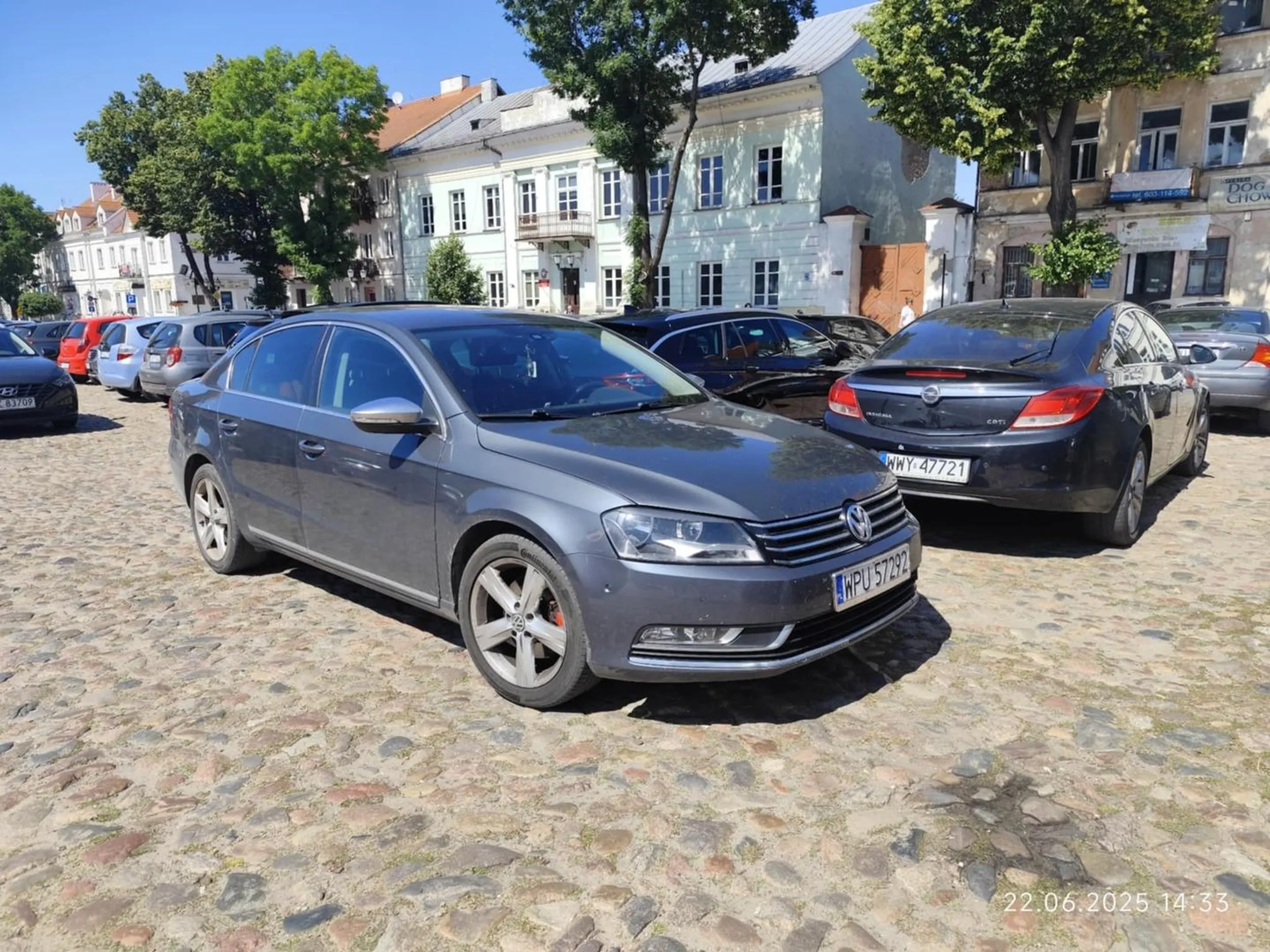 Fanatycy PIS-u przyjechali do Pułtuska 22.06.2025 i gdzieś mieli to, że zastawili mnie i inne auta uniemożliwiając nam wyjazd z parkingu na rynku. Straż miejska wezwana na miejsce powiedziała, że nic nie może. Na radykalniejsze zwrócenie im uwagi, że tak nie może być to, że mogą wystawić mandat ale oczywiście tego nie zrobili, zwyczajnie poszli sobie, a my i inni właściciele zablokowanych aut czekajcie sobie aż królewicz przyjdzie i łaskawie przestawi swoje auto. Przecież w takim dniu jak przyjechał ELEKT to nikt nie wystawi jego sympatykom mandatu. Właściciel tego i innych aut ma wielkie szczęście bo auto zaparkowane akurat przede mną wyjeżdżało. Ale mało brakowało żebym wziął sprawę w swoje ręce i na pewno zapamiętaliby, żeby innych nie zastawiać.  A może pozostali właściciele zablokowanych aut zrobili z nimi porządek. A na pewno karma do nich wróci!!!