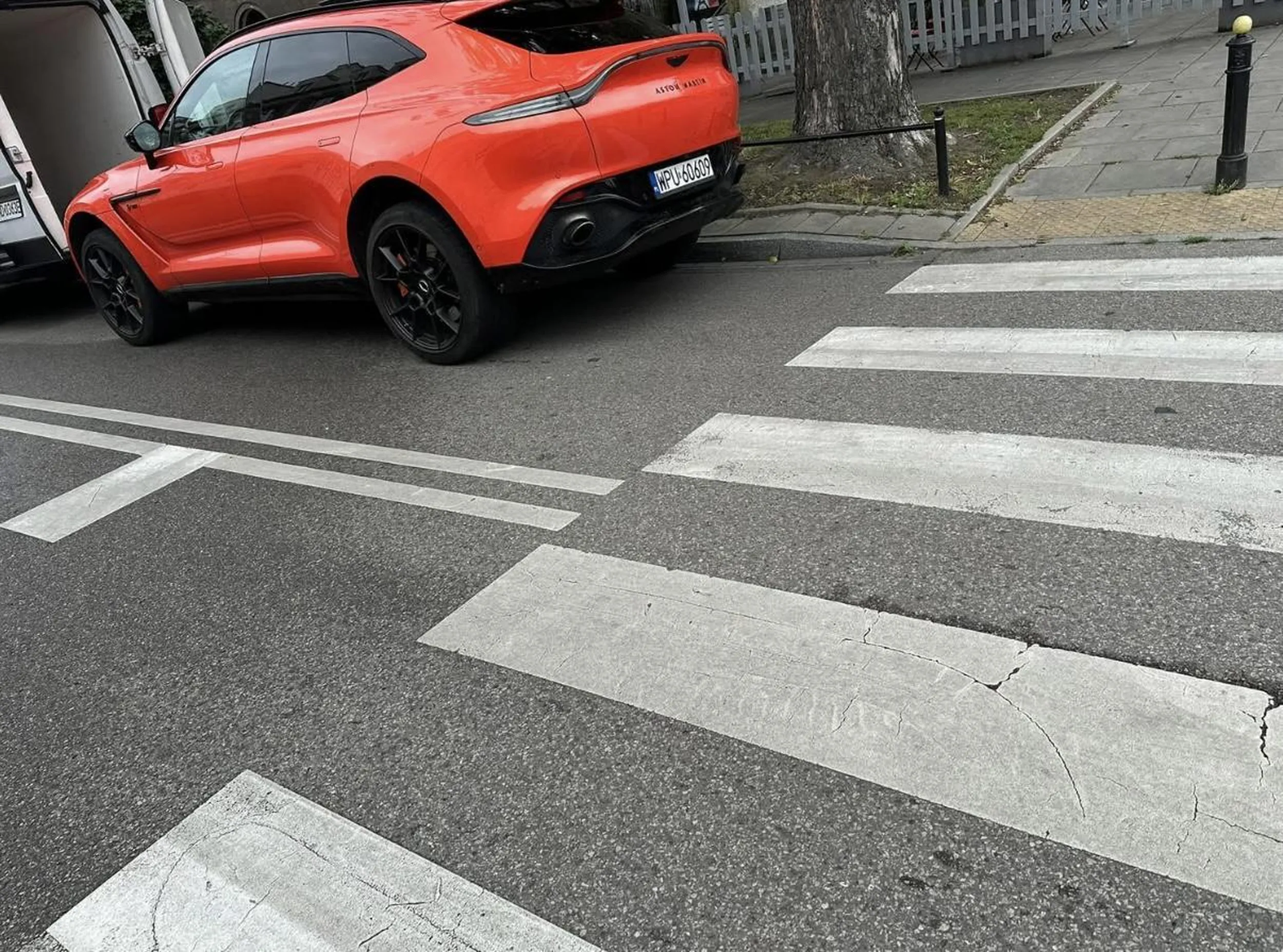 Baba nie wie, że przed pasami dla pieszych się nie staje. Wytłumaczenie? Nie mogłam dalej podjechać przecież… brak słów pustak.