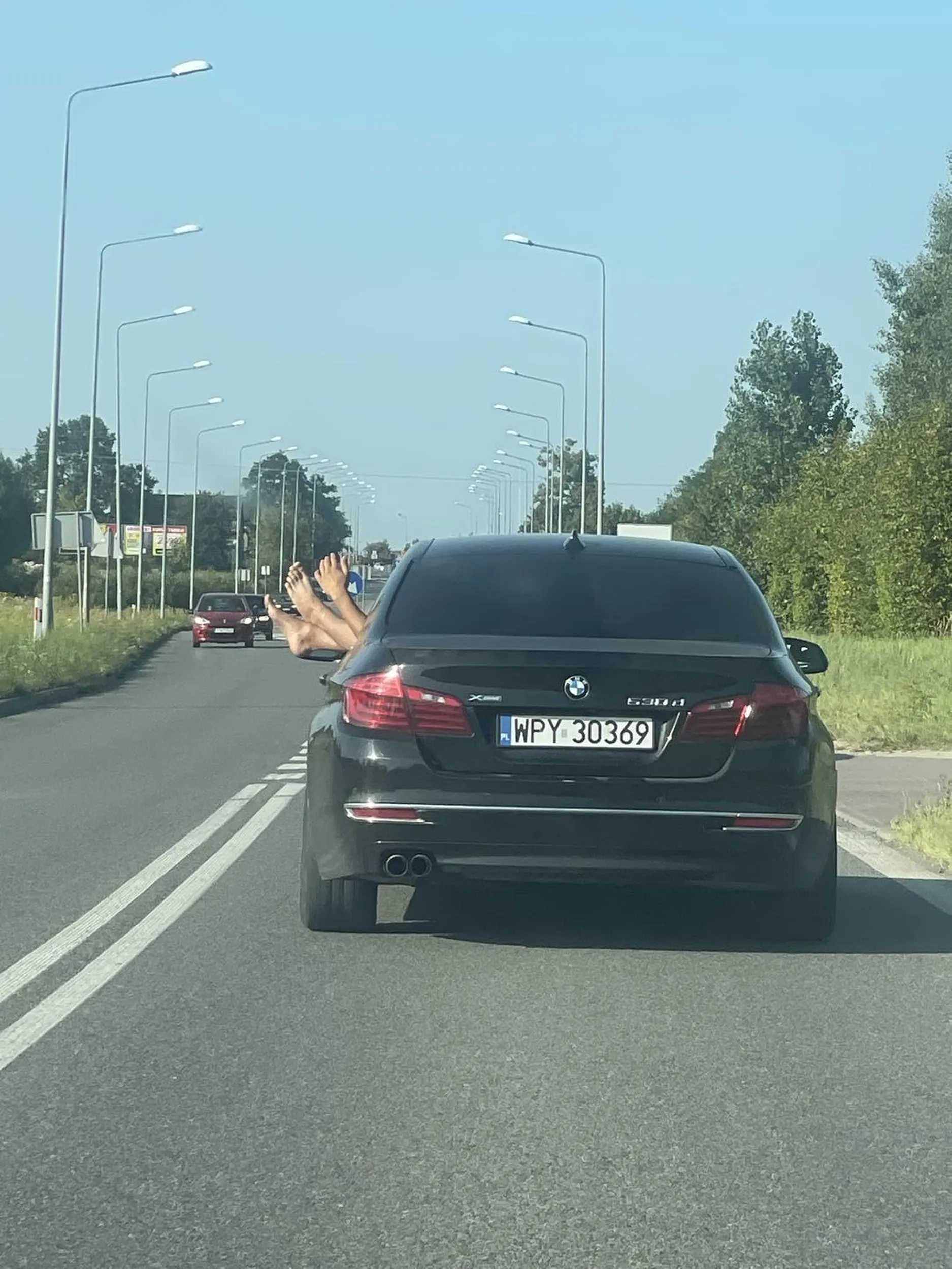 Pi*de jeszcze wystaw za tą szybę