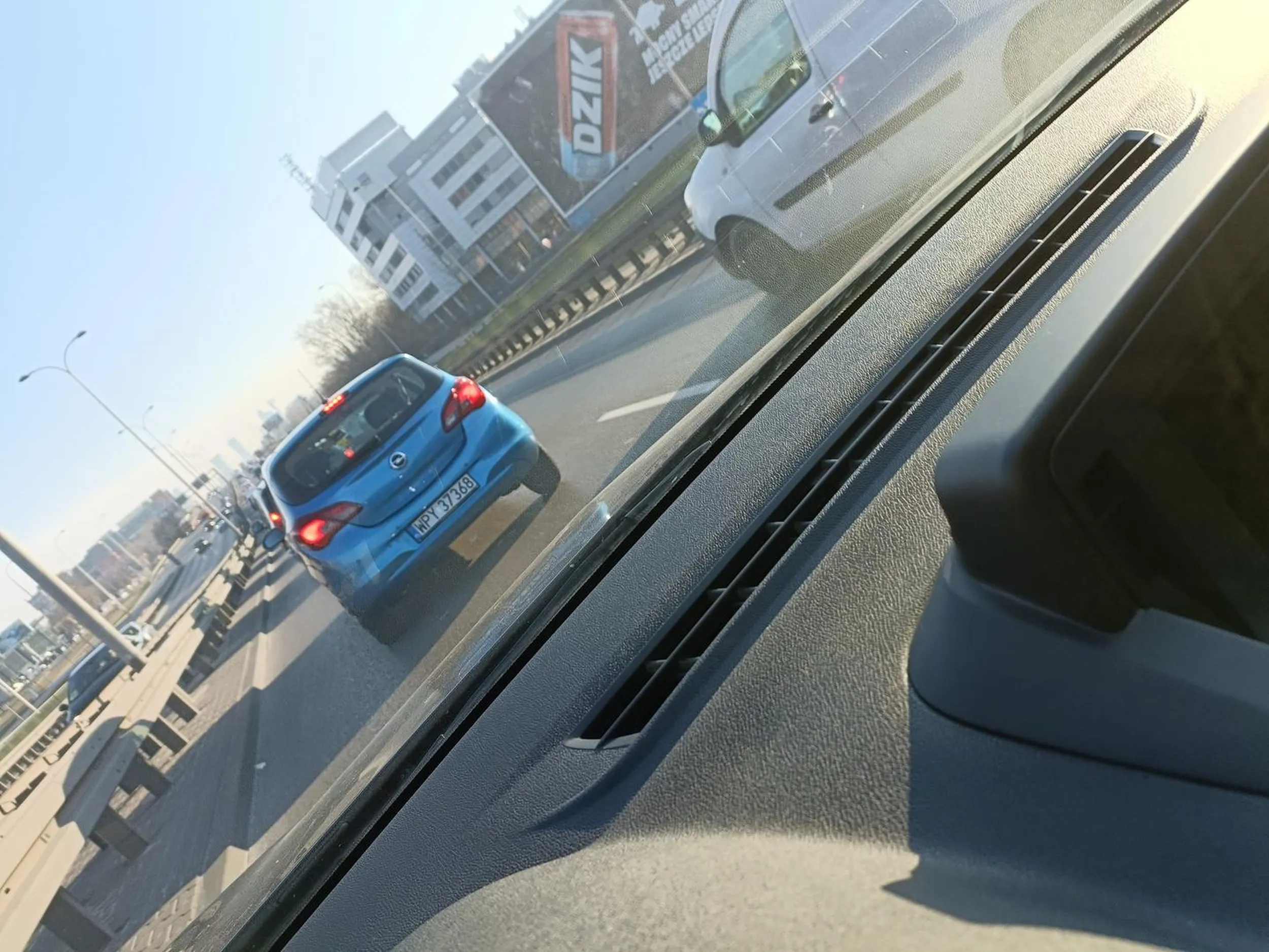 Pani kierująca tym Oplem Corsą nie powinna wgl wyjeżdżać na ulice Warszawy. Nie wie do czego służy kierunkowskaz, gwałtownie hamuje, inicjując sytuację niebezpieczne. Dumnie zamocowany rejestrator. Nie polecam.