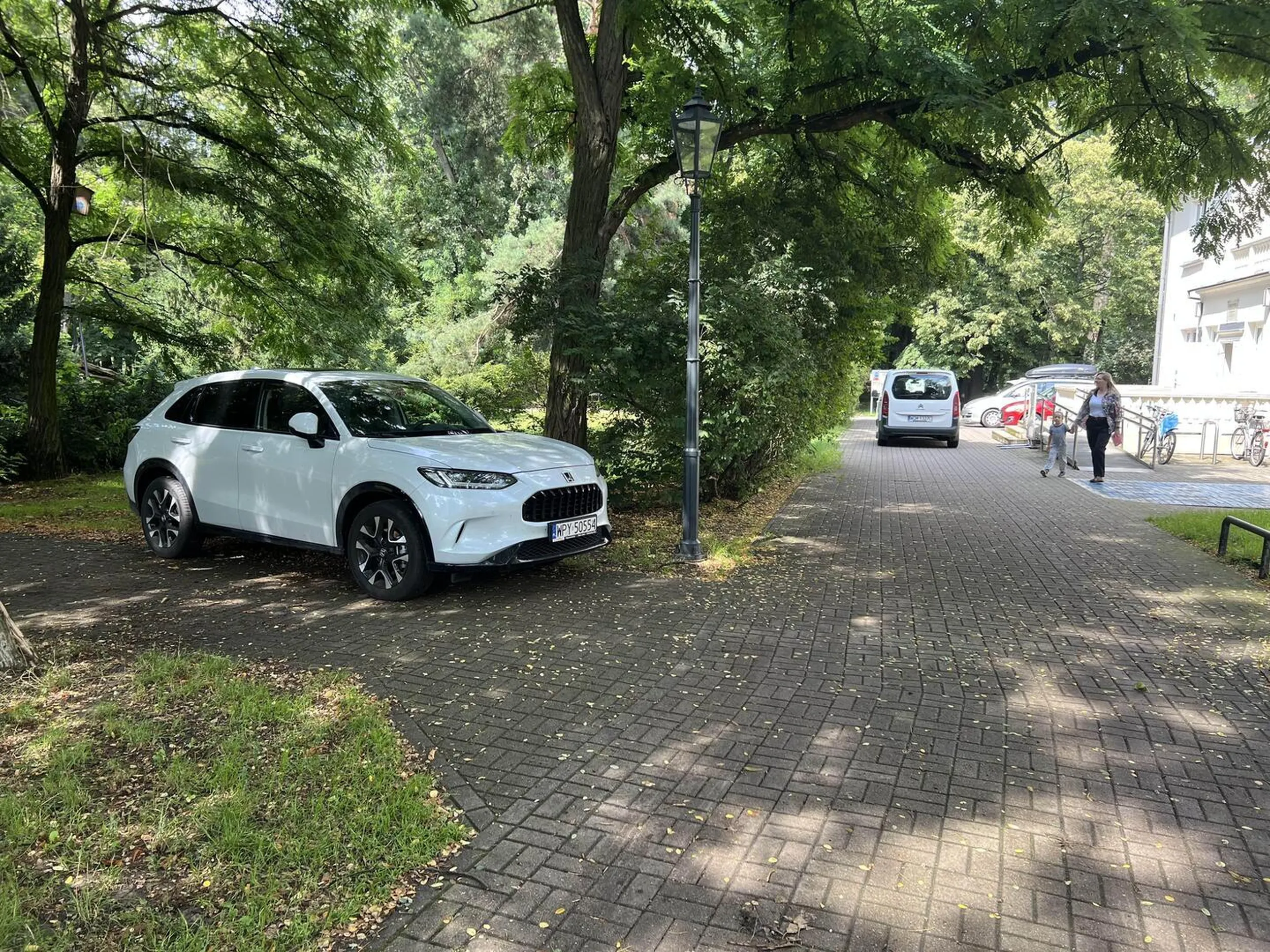 Po co parkować kawałek dalej na parkingu przy bibliotece, skoro można na ścieżce i trawniku w historycznym i zabytkowym parku.