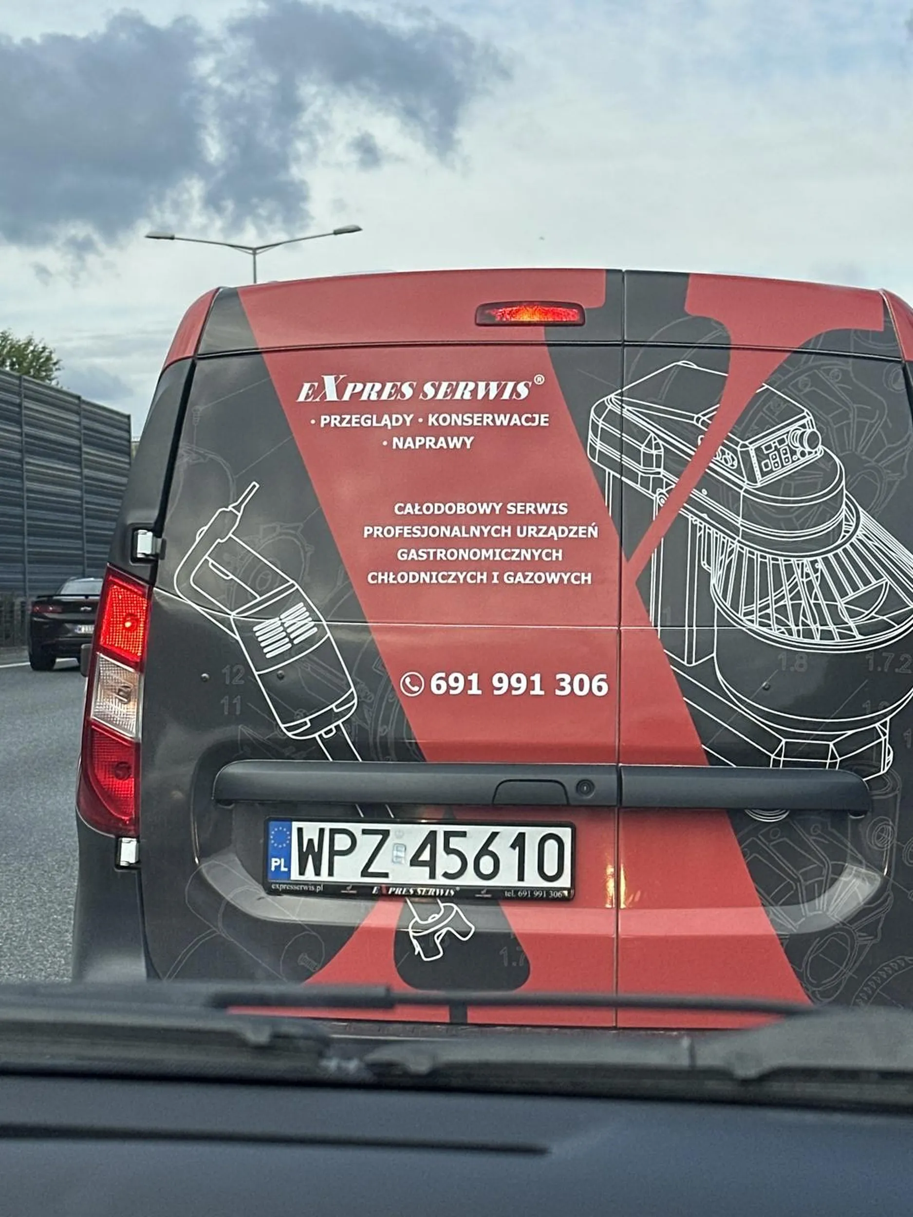 Bardzo niebezpieczna jazda. Kierowca wjeżdża pod same koła przy zmianach pasu.