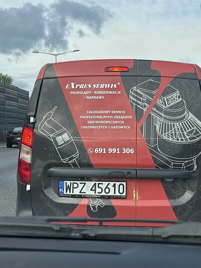 Bardzo niebezpieczna jazda. Kierowca wjeżdża pod same koła przy zmianach pasu.