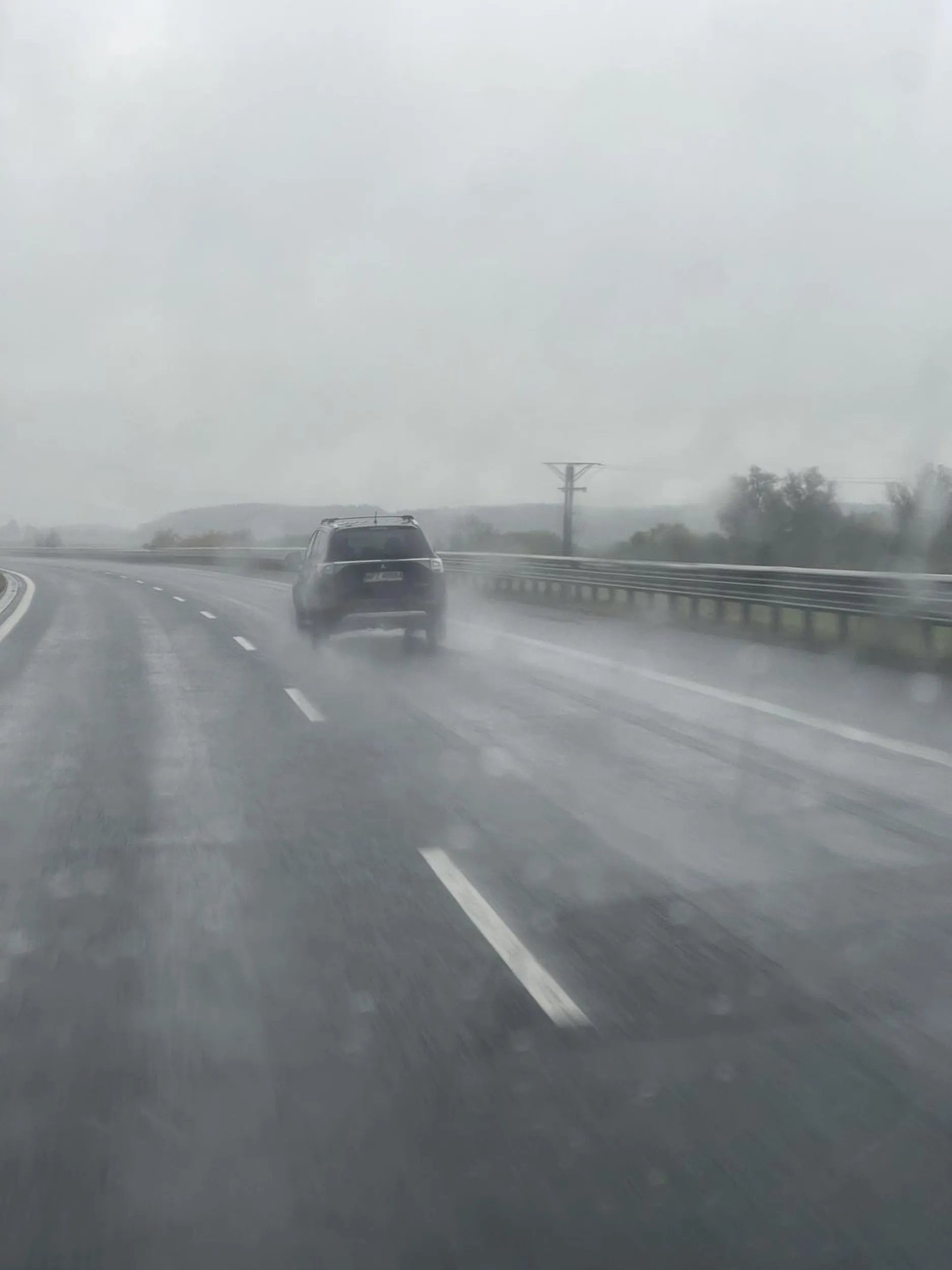 Jazda po S7 bez jakichkolwiek świateł w czasie intensywnego deszczu i mgły.