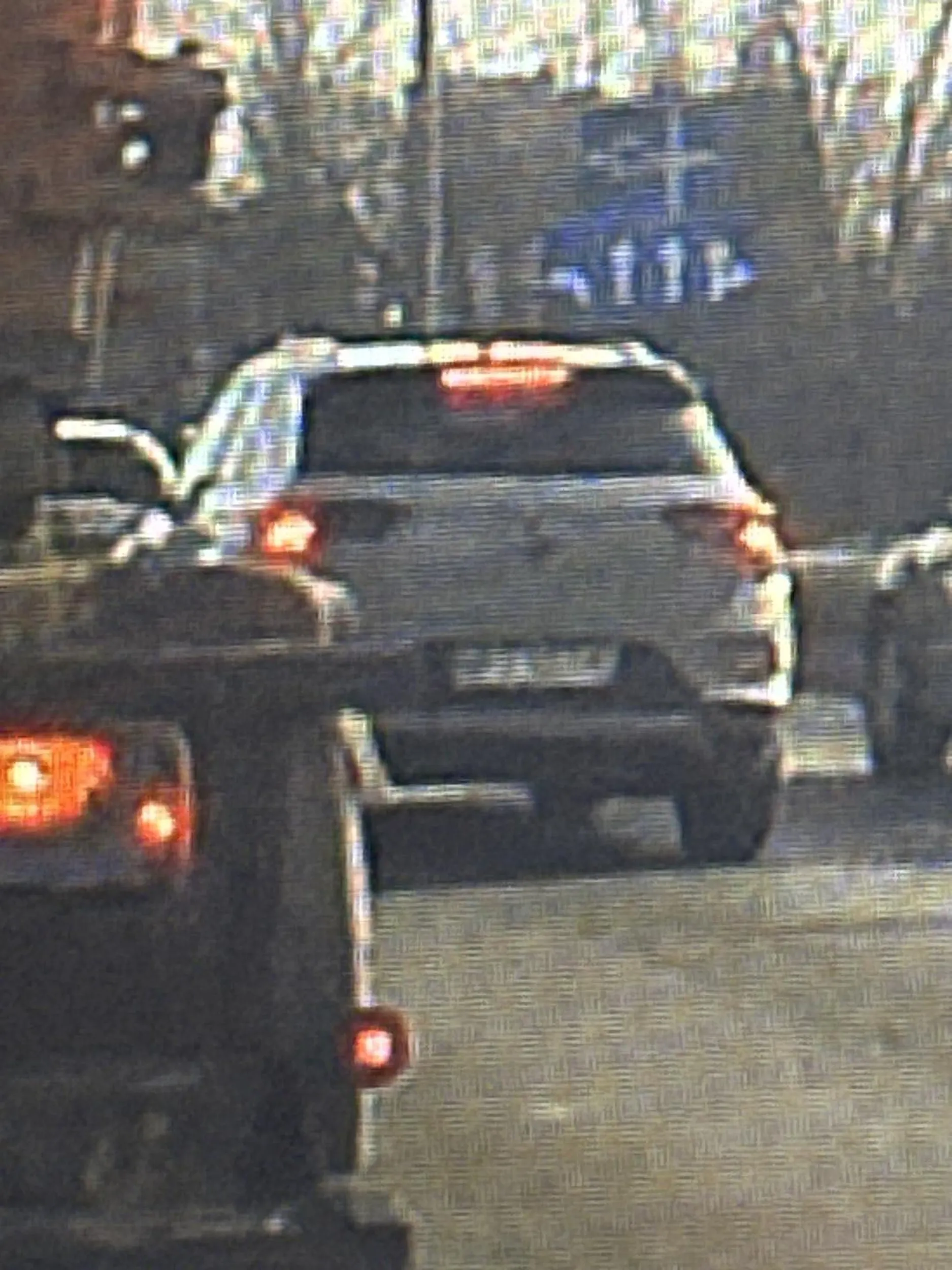 nie bądź chamem dziadek. jak widzisz, że ktoś chce zmienić pas na twój to puść