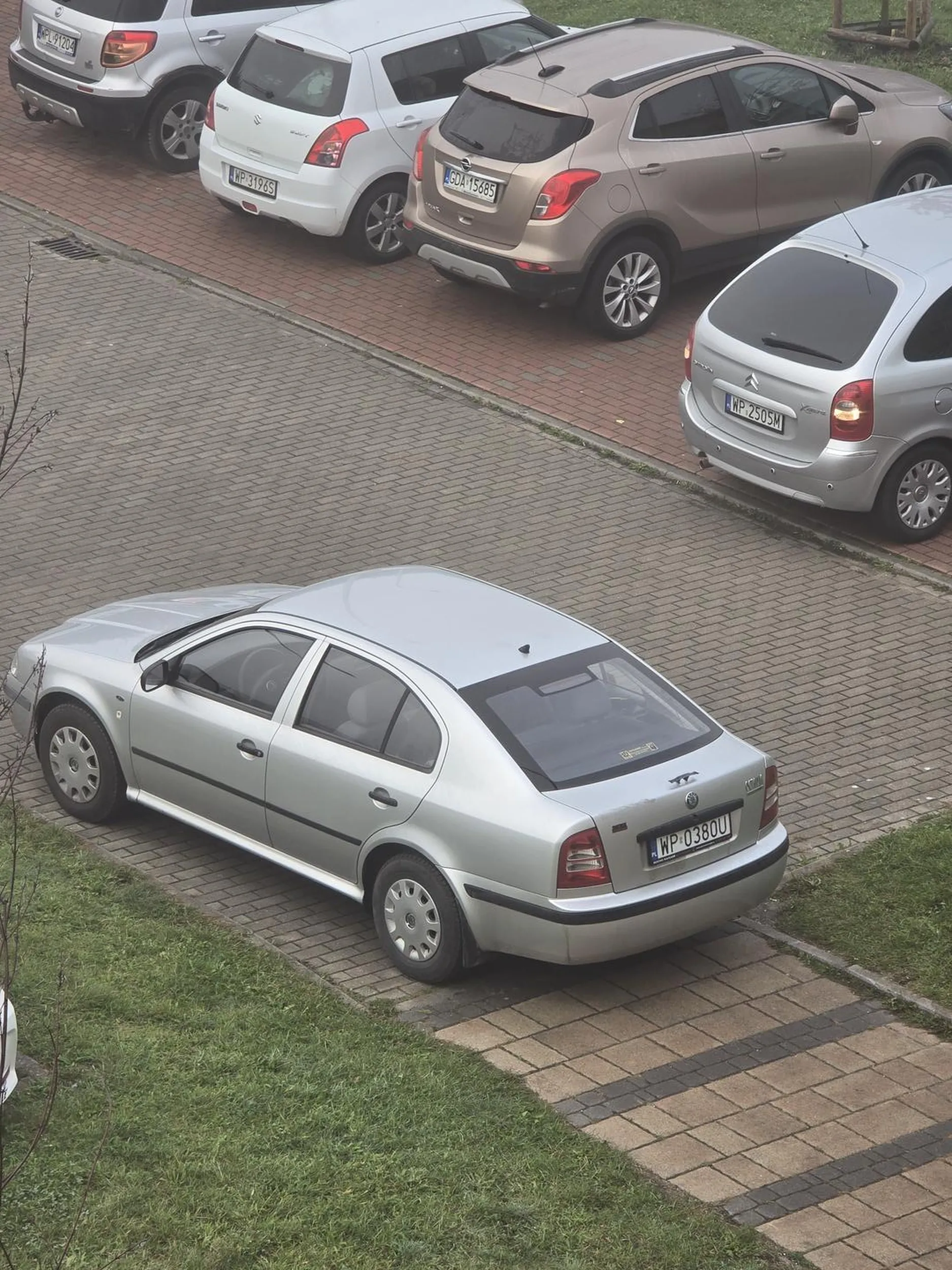 Dzieci nie moga normalnie pojsc do szkoly, musza isc przez trawnik