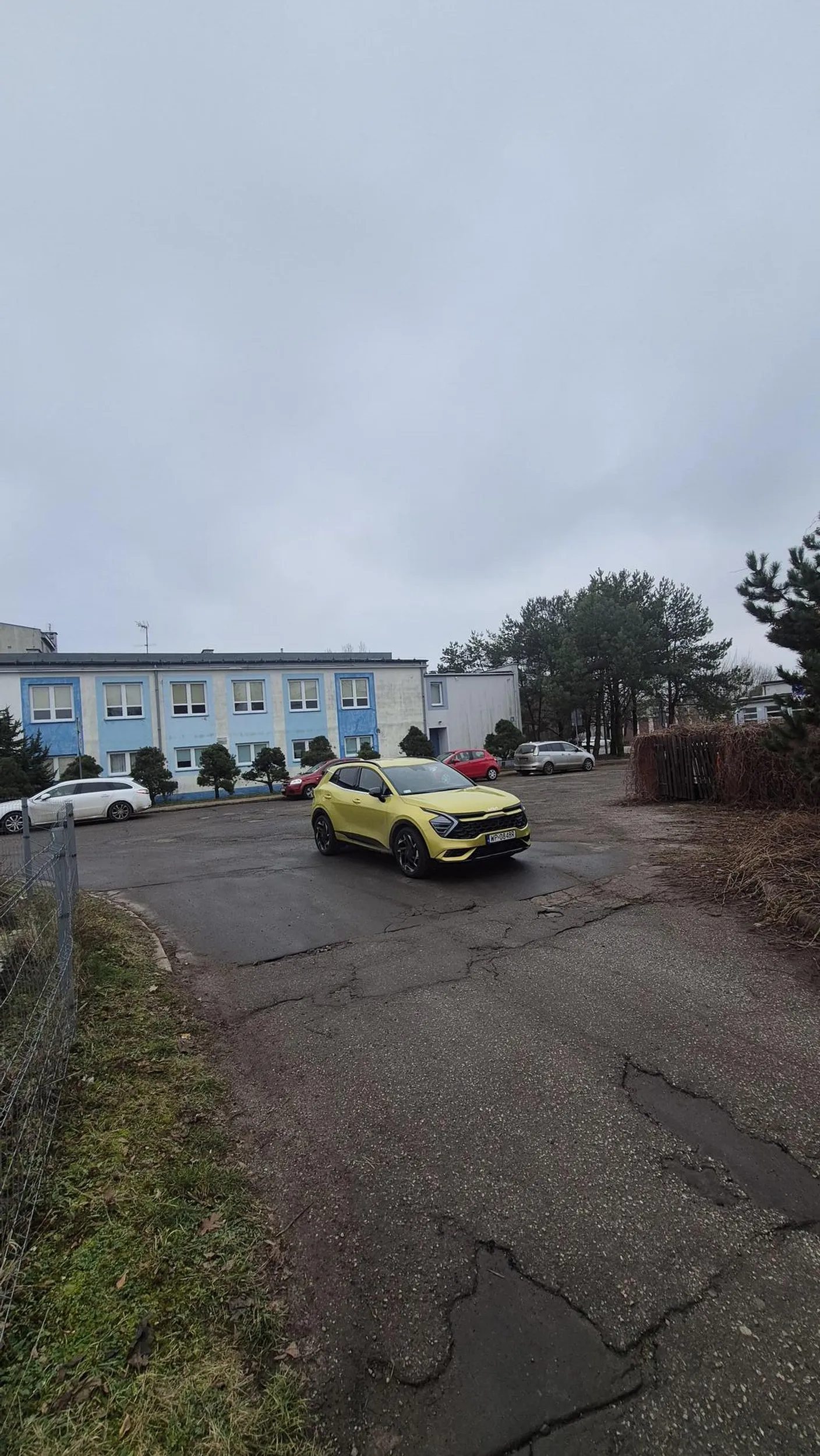 Zaparkował se na srodku drogi