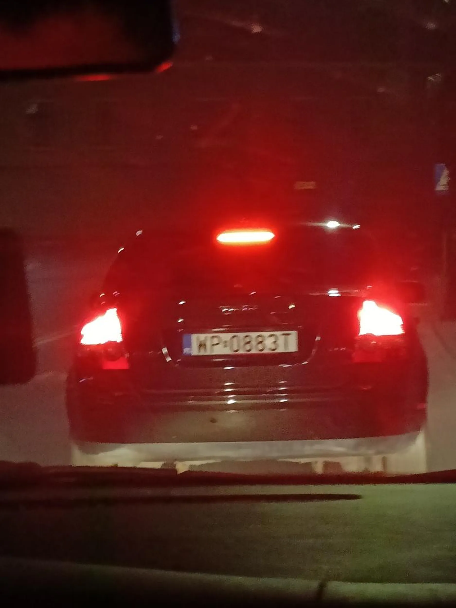 Jakiś emeryt jeździ volvo iskry lecą z wydechu