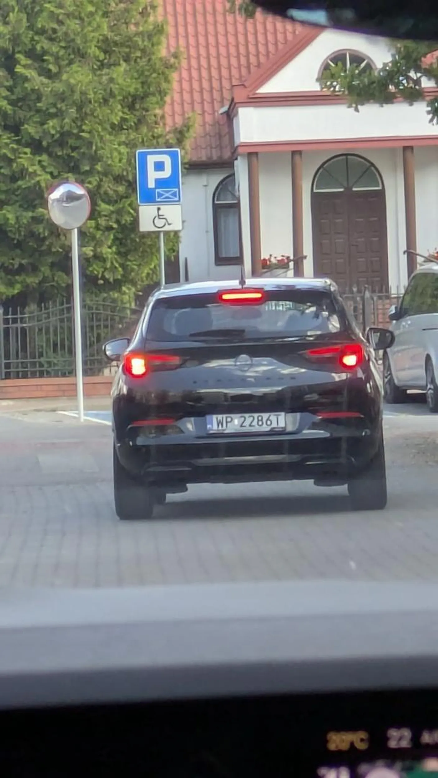 Gościu pod prąd jedzie i mruga do innych.Dramat z tymi Teraz kierownami