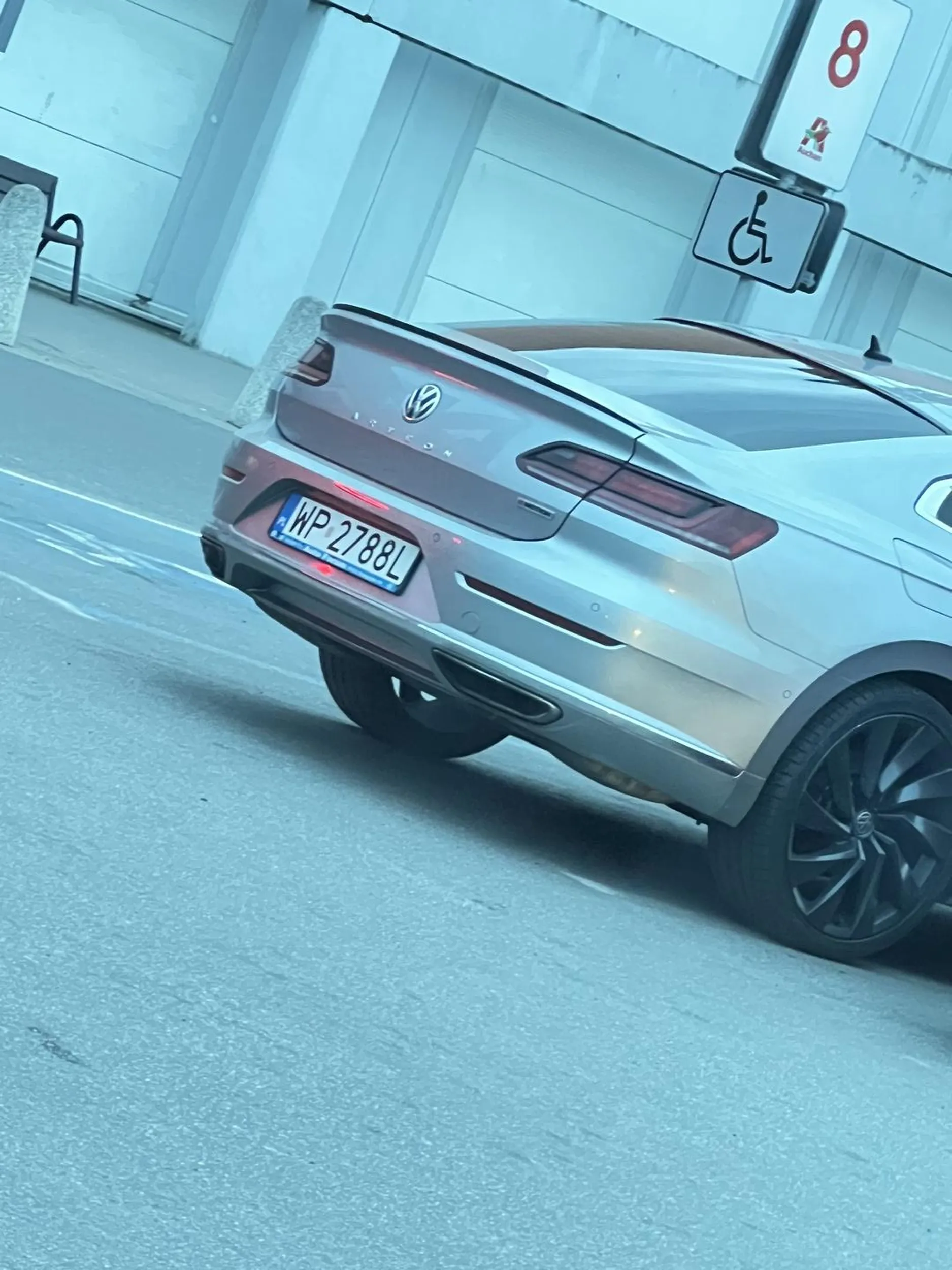 Gamoń bezczelny rozpycha się na parkingu jak śmieć