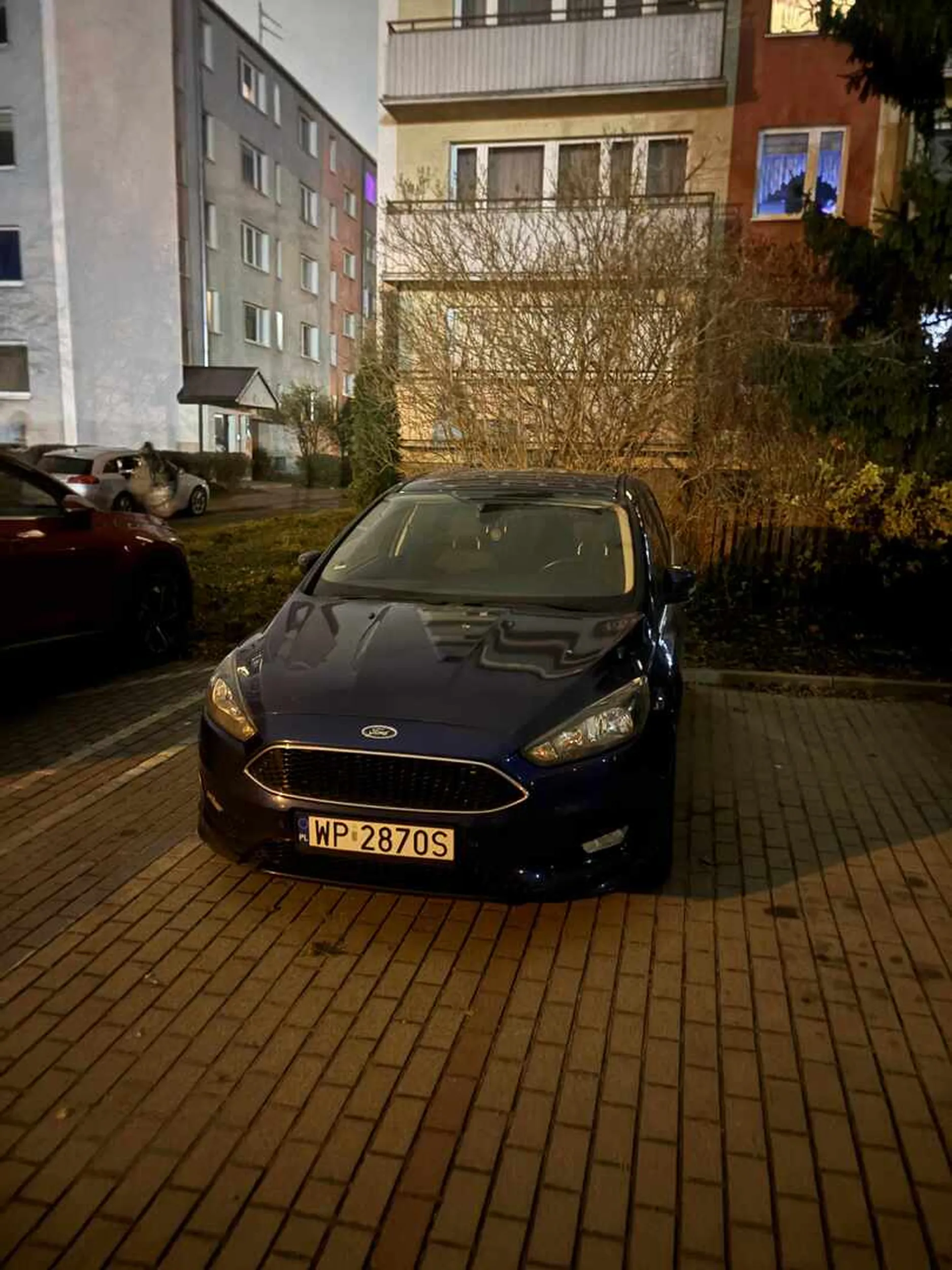 Ja rozumiem ze pani chce zostawić miejsce dla niepełnosprawnych ale kurde jak by pani lekko tam wjechała to by nic nikomu sie by nie stało a to tak zajmujesz 2 miejsca parkingowe. Brawa dla pani