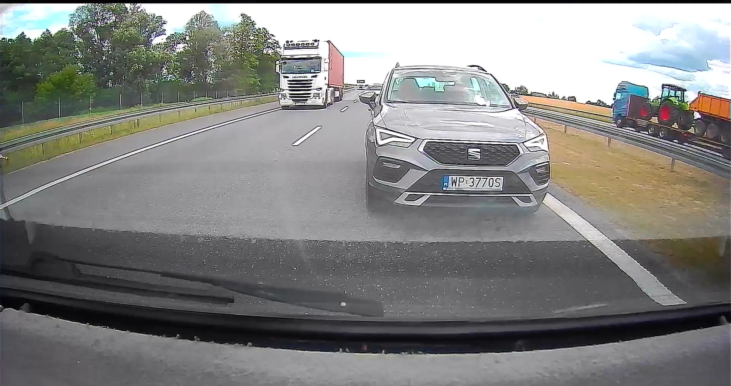 Głupi wąsaty stary janusz z grażyną na autostradzie przy 140 km/h siedzi na zderzaku podczas wyprzedzania