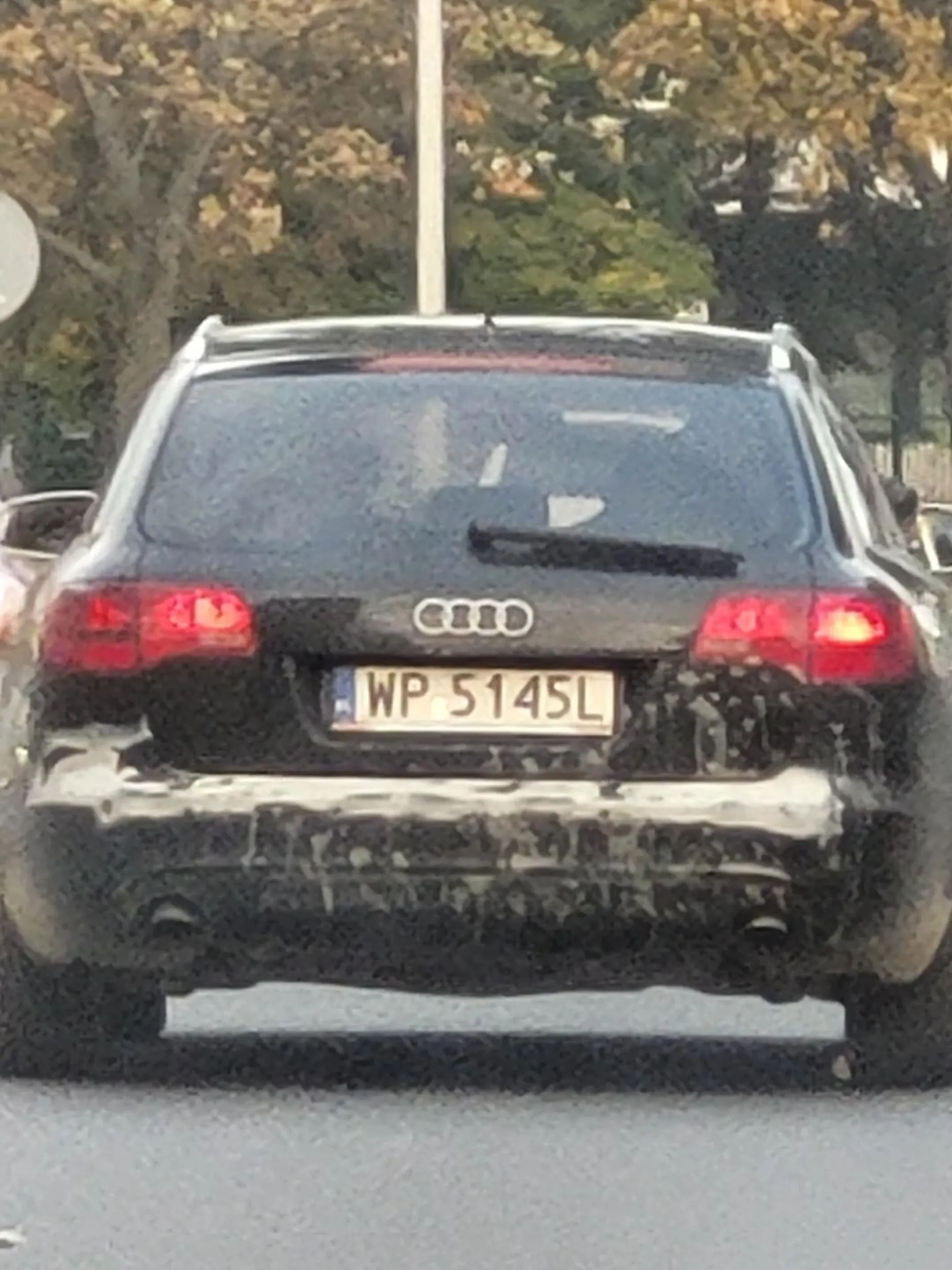 ktoś ci się chyba do bagażnika spuścił.