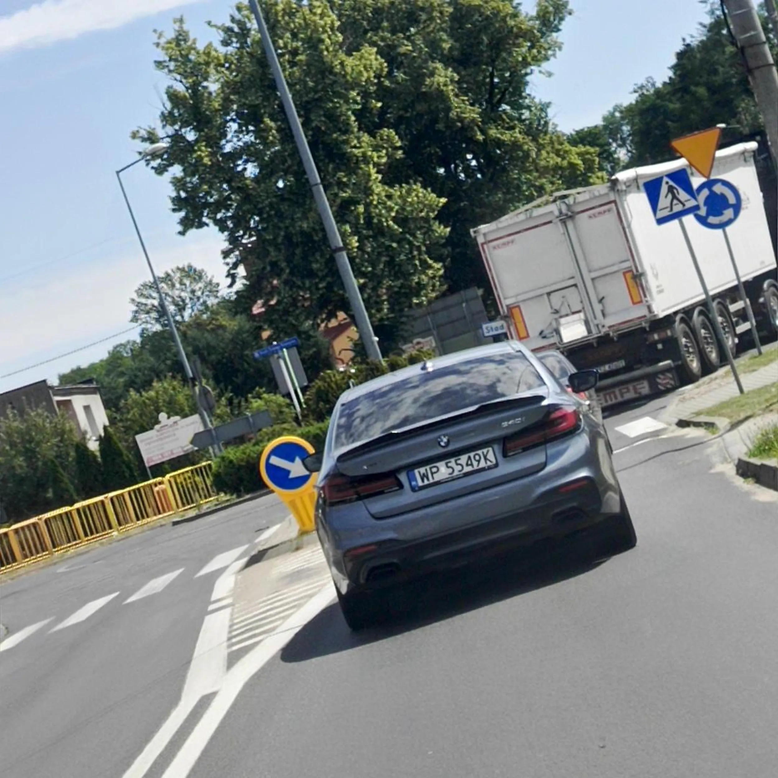 Typowy kierowca BMW - wyprzedzał na ciągłej w terenie zabudowanym, jechał 90 km/h, do tego prawie sie zderzył czołowo z autem jadącym z naprzeciwka. Stwarza zagrożenie na drodze, uważajcie na tego kierowcę.