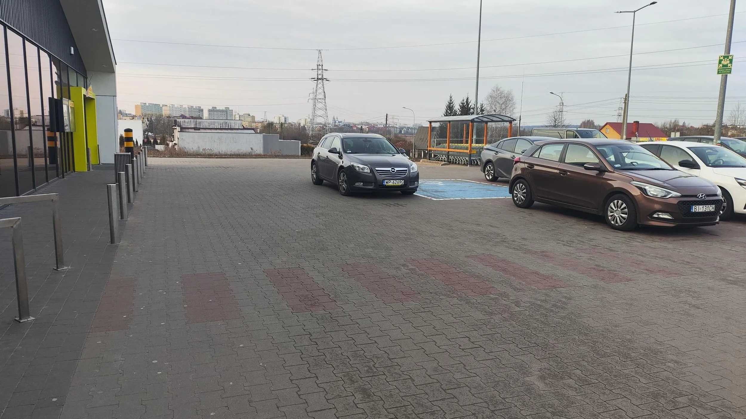 Godzina 6, mnóstwo wolnych miejsc a ty i tak musiałeś zablokować możliwość swobodnego przejazdu w obu kierunkach dla własnej wygody. Gratuluję rozumu.