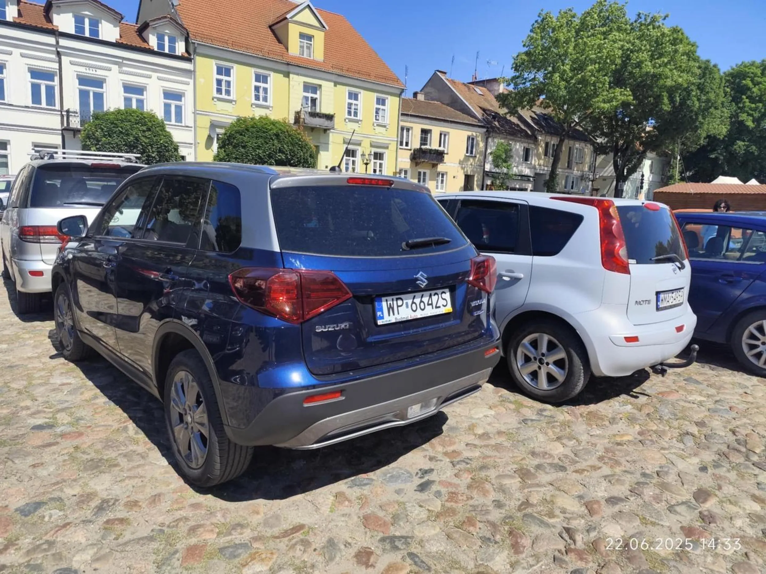 Fanatycy PIS-u przyjechali do Pułtuska 22.06.2025 i gdzieś mieli to, że zastawili mnie i inne auta uniemożliwiając nam wyjazd z parkingu na rynku. Straż miejska wezwana na miejsce powiedziała, że nic nie może. Na radykalniejsze zwrócenie im uwagi, że tak nie może być to, że mogą wystawić mandat ale oczywiście tego nie zrobili, zwyczajnie poszli sobie, a my i inni właściciele zablokowanych aut czekajcie sobie aż królewicz przyjdzie i łaskawie przestawi swoje auto. Przecież w takim dniu jak przyjechał ELEKT to nikt nie wystawi jego sympatykom mandatu. Właściciel tego i innych aut ma wielkie szczęście bo auto zaparkowane akurat przede mną wyjeżdżało. Ale mało brakowało żebym wziął sprawę w swoje ręce i na pewno zapamiętaliby, żeby innych nie zastawiać.  A może pozostali właściciele zablokowanych aut zrobili z nimi porządek. A na pewno karma do nich wróci!!!