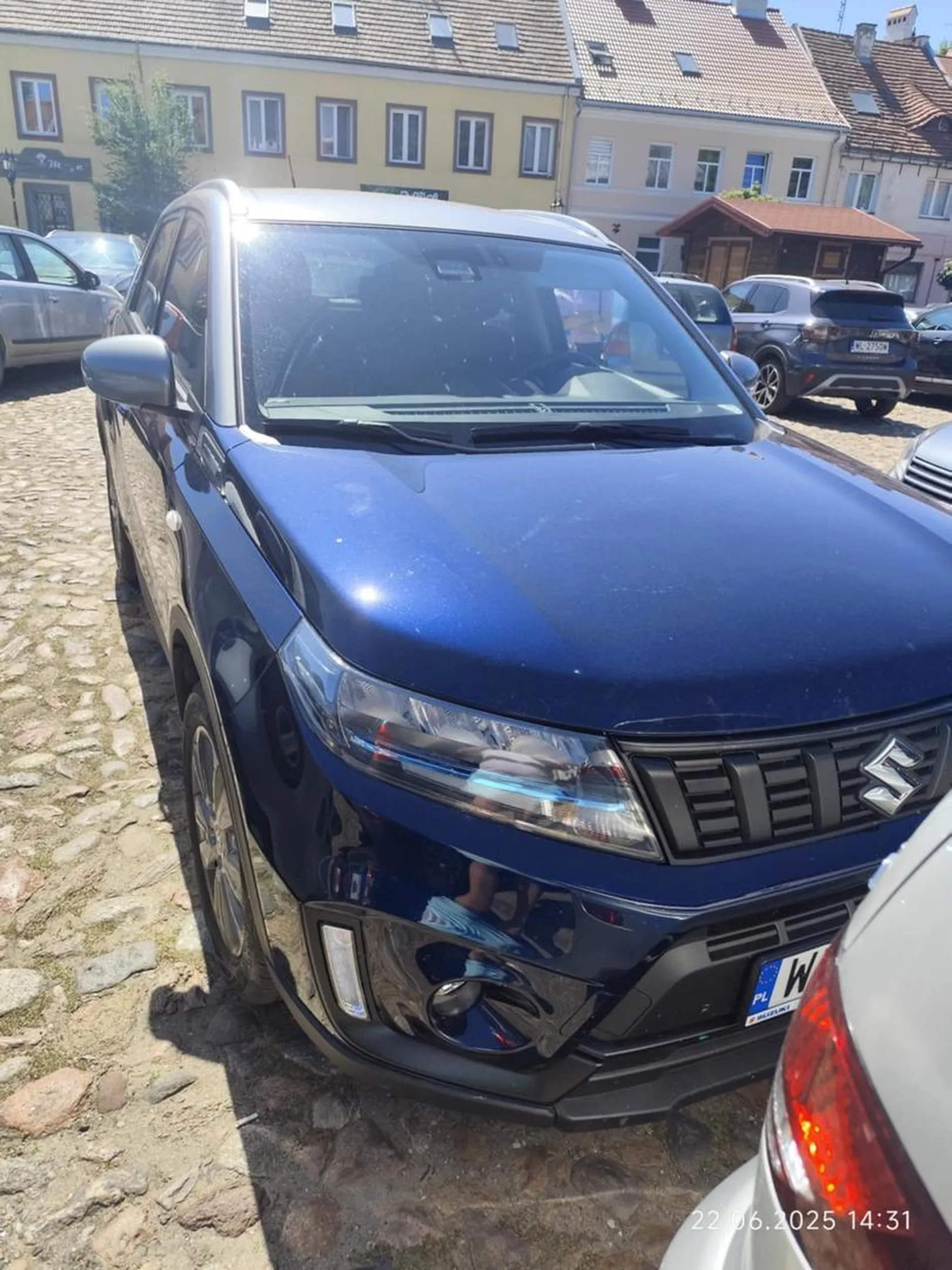 Fanatycy PIS-u przyjechali do Pułtuska 22.06.2025 i gdzieś mieli to, że zastawili mnie i inne auta uniemożliwiając nam wyjazd z parkingu na rynku. Straż miejska wezwana na miejsce powiedziała, że nic nie może. Na radykalniejsze zwrócenie im uwagi, że tak nie może być to, że mogą wystawić mandat ale oczywiście tego nie zrobili, zwyczajnie poszli sobie, a my i inni właściciele zablokowanych aut czekajcie sobie aż królewicz przyjdzie i łaskawie przestawi swoje auto. Przecież w takim dniu jak przyjechał ELEKT to nikt nie wystawi jego sympatykom mandatu. Właściciel tego i innych aut ma wielkie szczęście bo auto zaparkowane akurat przede mną wyjeżdżało. Ale mało brakowało żebym wziął sprawę w swoje ręce i na pewno zapamiętaliby, żeby innych nie zastawiać.  A może pozostali właściciele zablokowanych aut zrobili z nimi porządek. A na pewno karma do nich wróci!!!