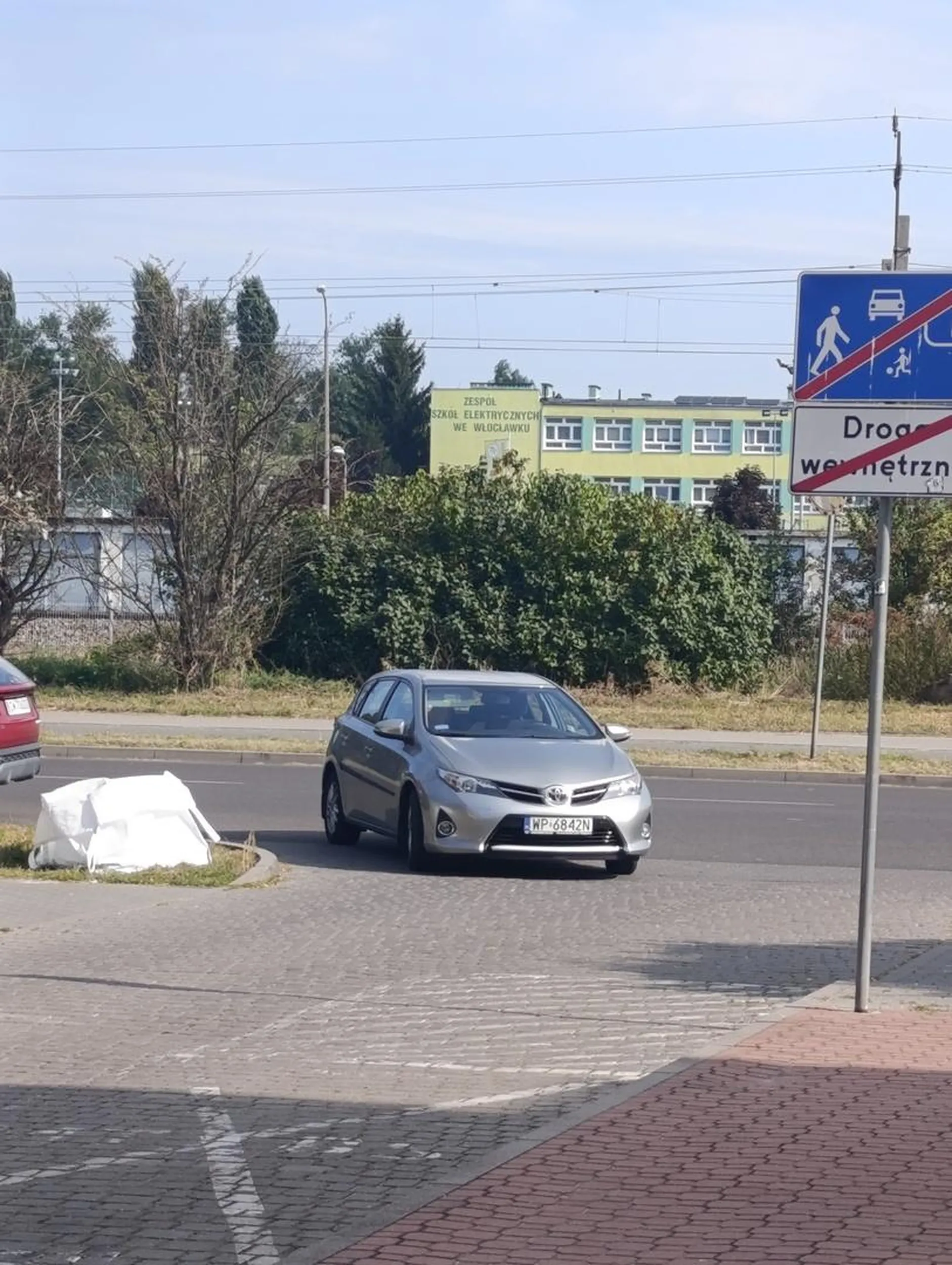 Wywalone w to że utrudnia wjazd i wyjazd z parkingu innym