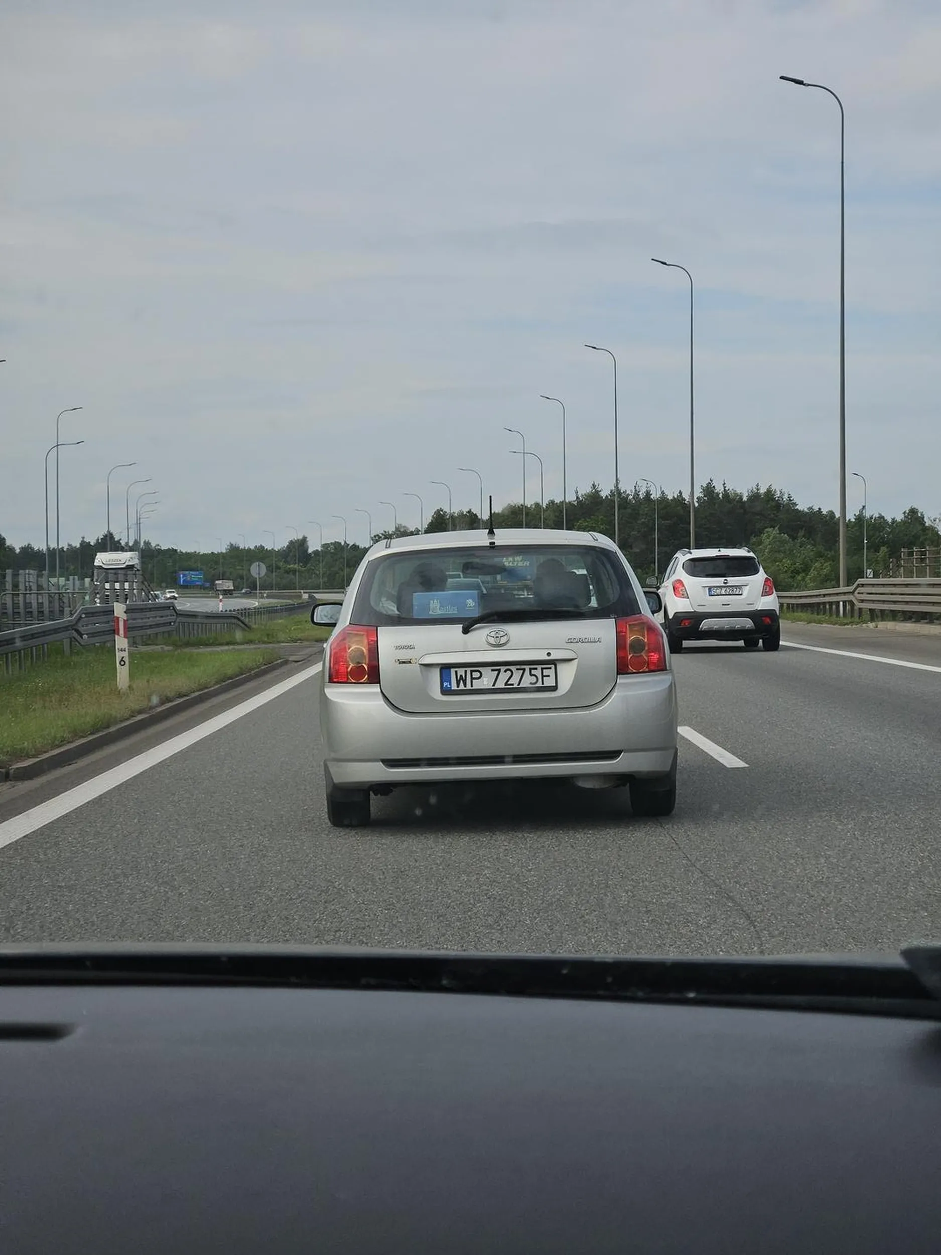 Paniusia wyjeżdża na autostradzie przed maskę "wyprzedzać", a później robi to z prędkością 95km/h