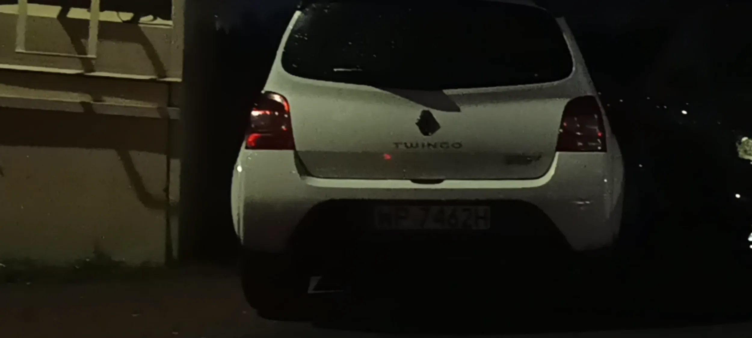 Chamskie parkowanie na trawniku i chodniku na ulicy z zakazem zatrzymywania się i postoju