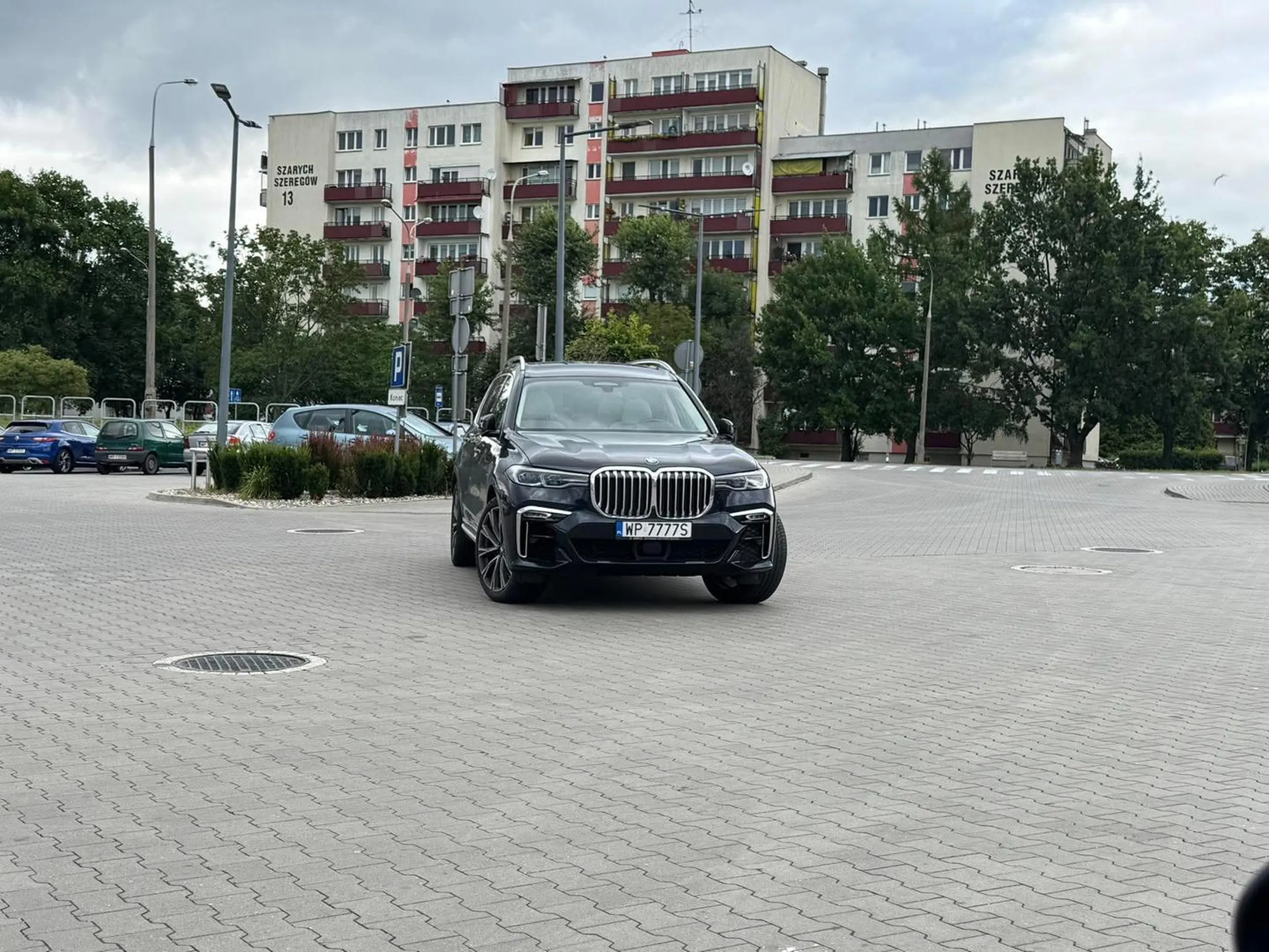 Brak umiejętności parkowania, tu parkowanie na wjeździe do Lidla...