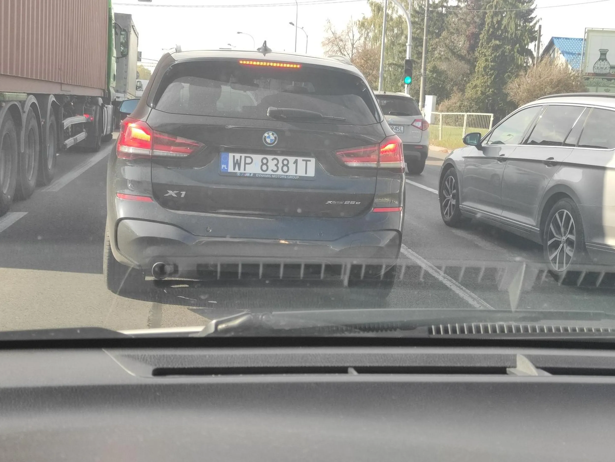 Klasyczny kierowca bmw. Wpycha się przed maskę bez kierunkowskazu na zapałkę wymuszając pierwszeństwo. O mało nie doprowadził do wypadku na starej dwójce pod ożarowem mazowieckim. Gdyby nie systemy w aucie, to by była draka.