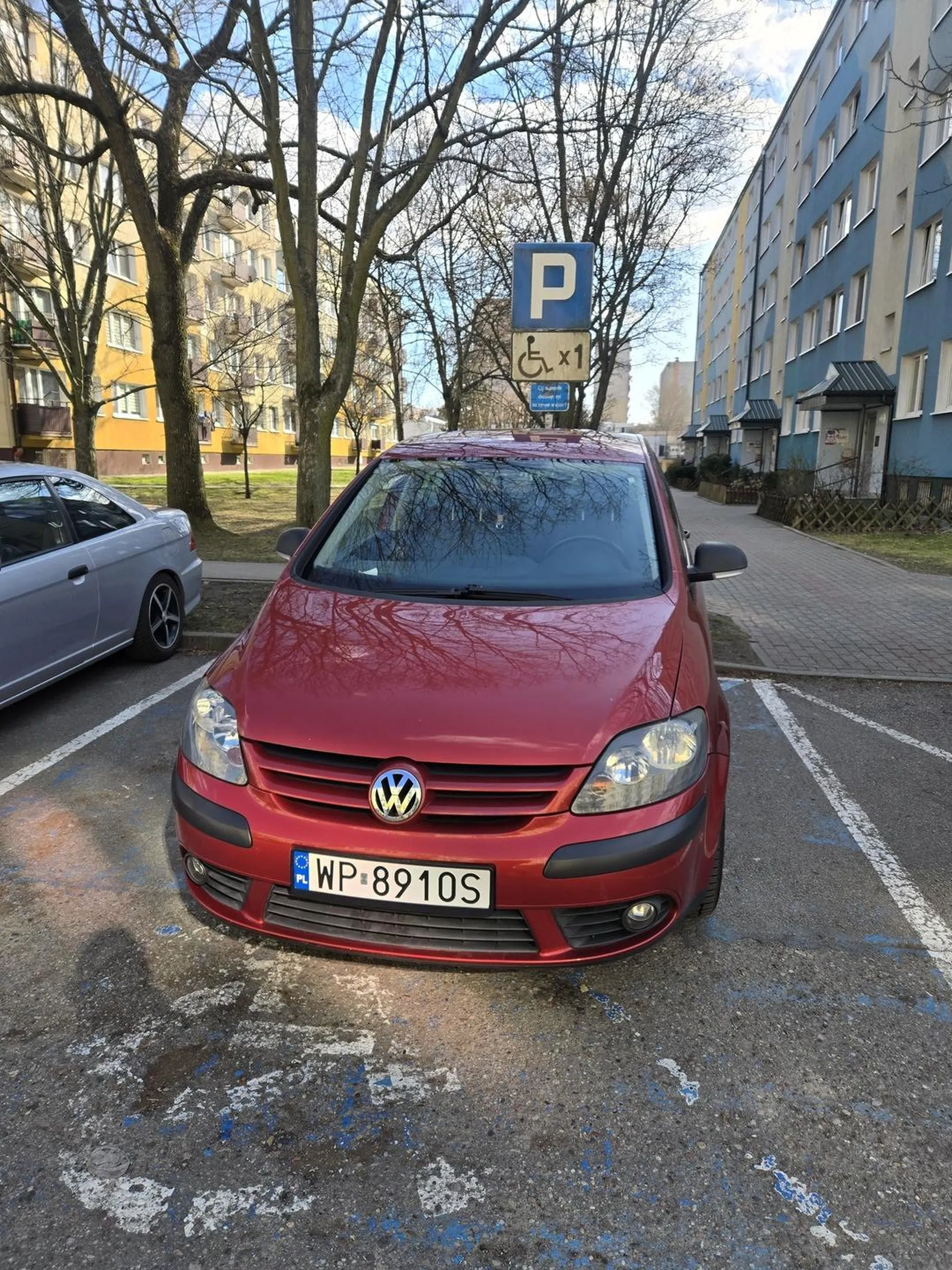 Kierowcy odebrać prawko nie zna  podstawowych znaków drogowych zatrzymał pojazd na miejscu dla inwalidów bez karty... ps zdjęcie też wysłane na straż miejska