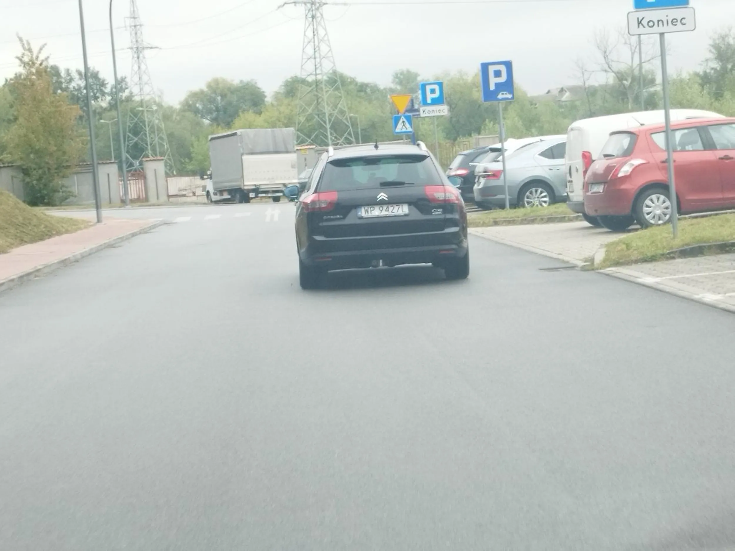 Uważajcie na tego człowieka. Agresywny, wyhamowuje i wychodzi do człowieka z łapami.