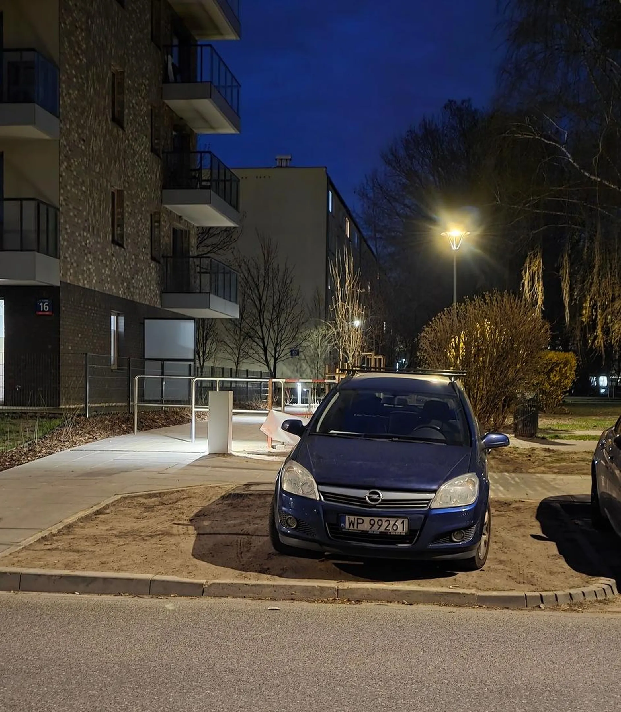 Ciężko ma ta świeża trawka rosnąć, oj ciężko...