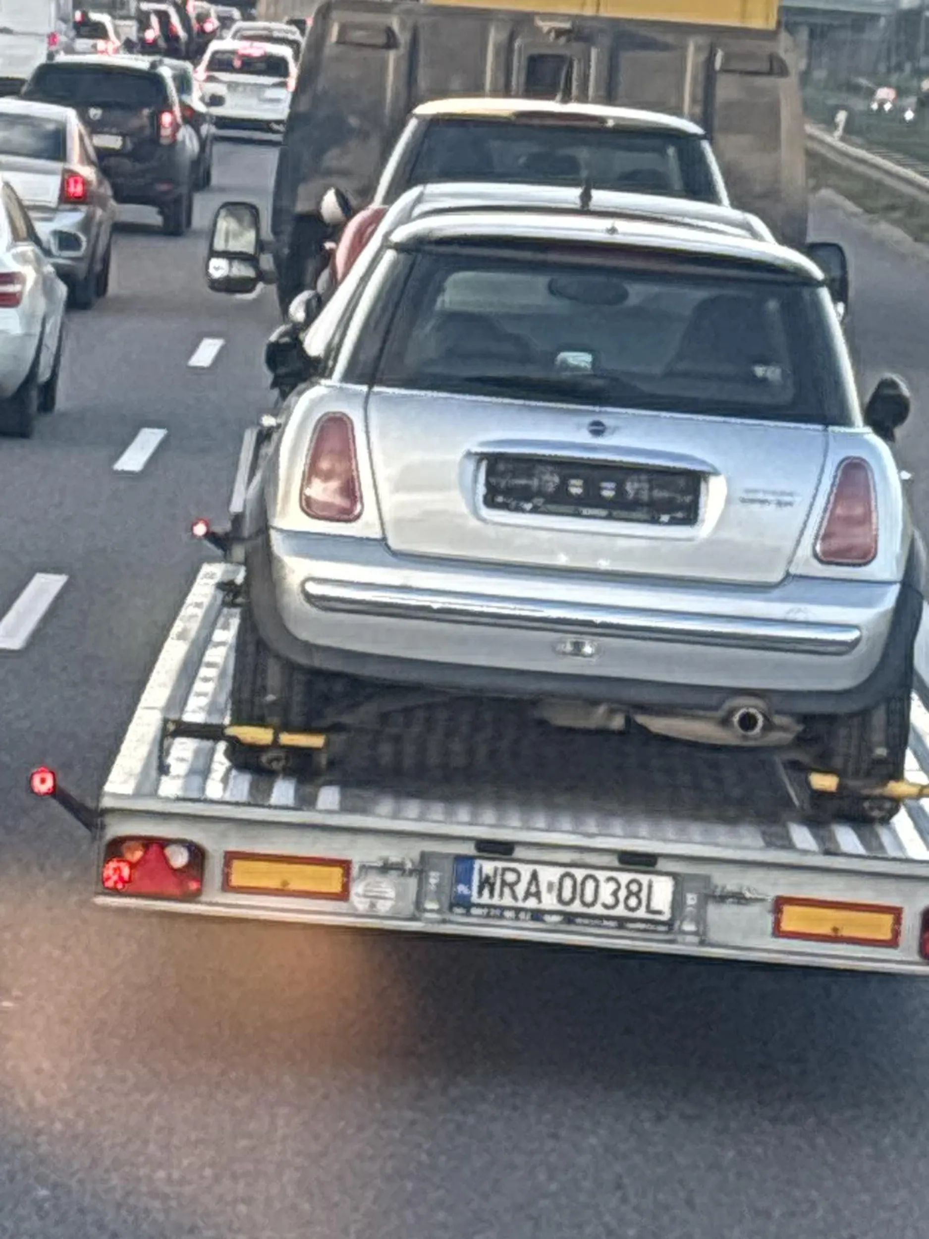 Uwaga na laweciarza na s8 jeździ po parkingach i proponuje gale za kilka dyszek bo brakuje mu na fajki nie polecam 20 zł i kutas pogryziony