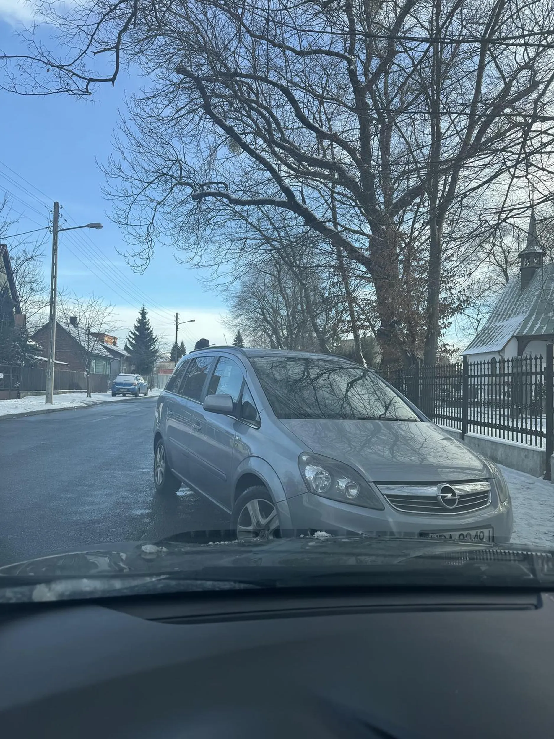 Widać że kierowca ewidentnie nie umie parkować