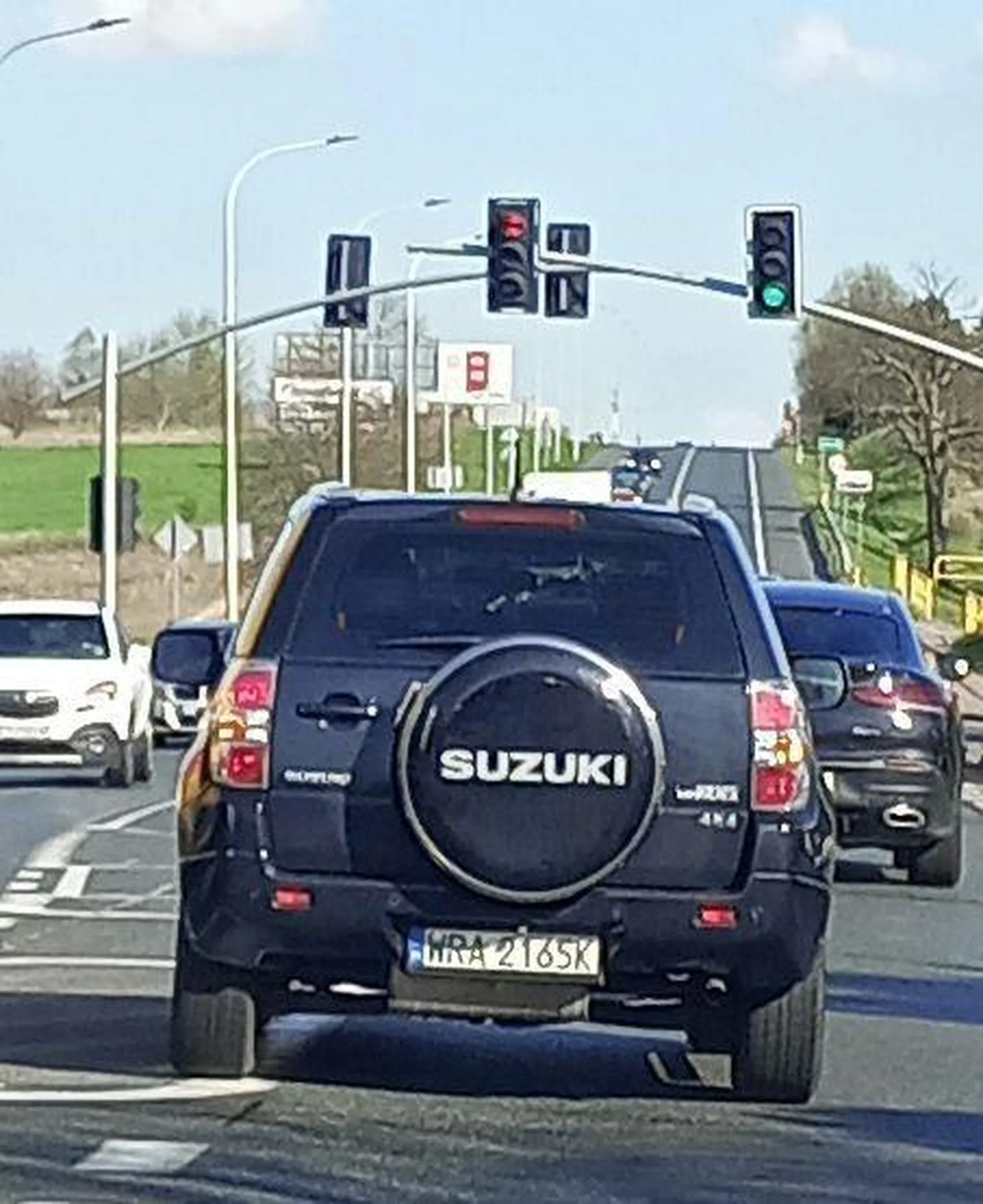 Przyśpiesza gdy chcesz zmienić pas, aż mu się z rury zakurzyło.