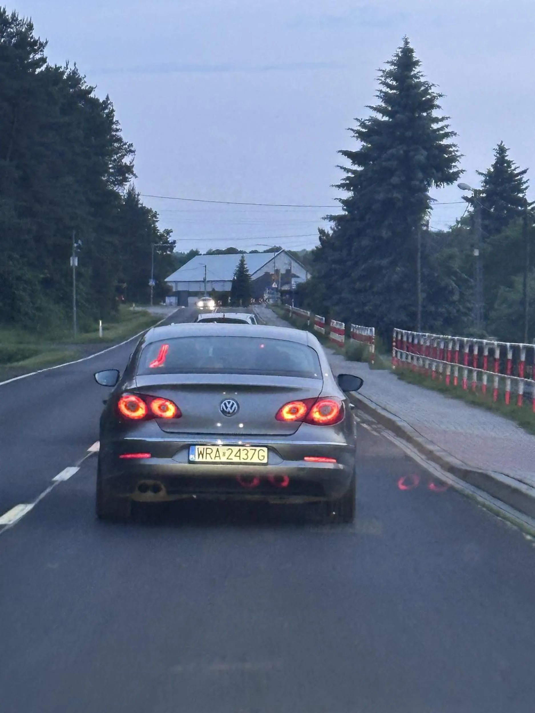 Wyreguluj sobie światło przednie od strony kierowcy bo strasznie świeci do góry i oslepiasz