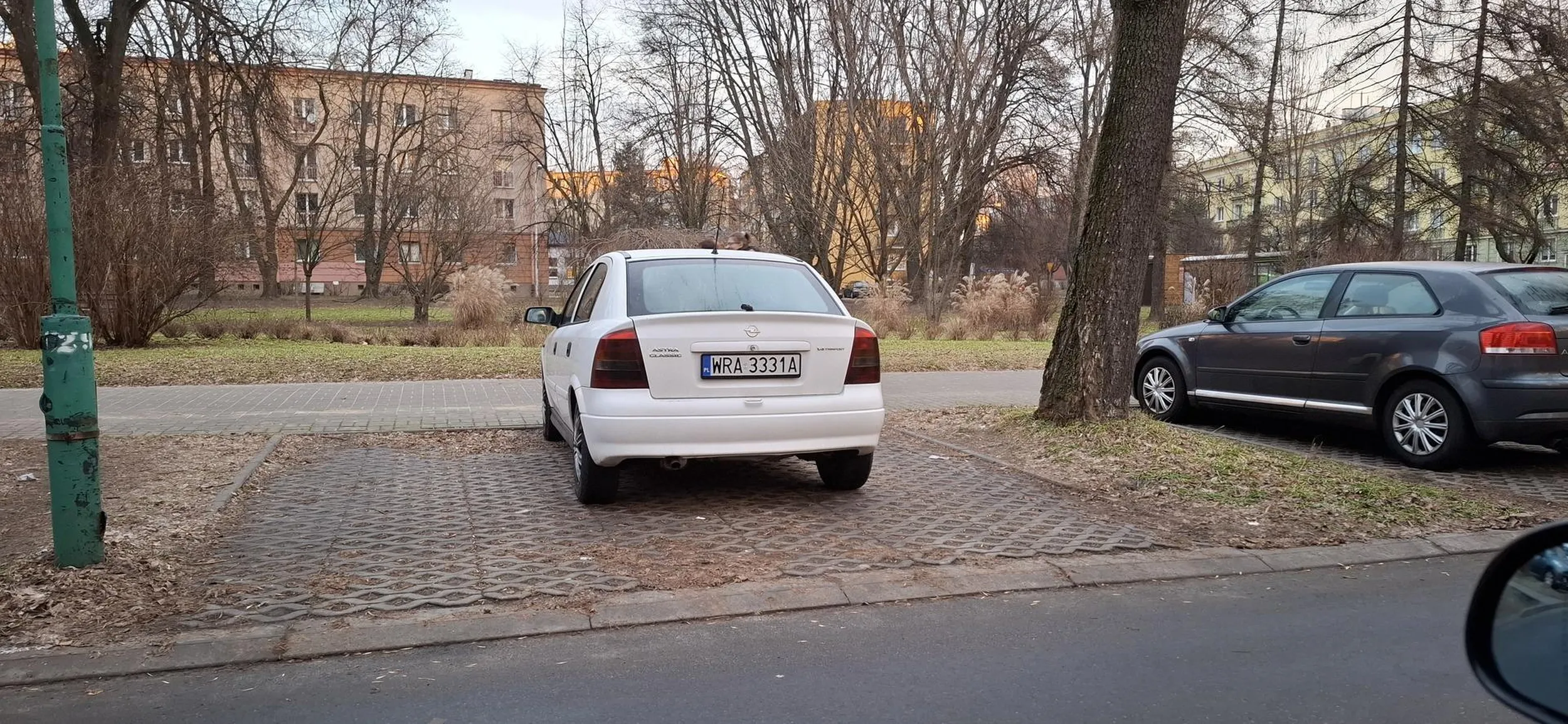W poniedziałek tam gdzie jest mało miejsc zaparkować tak żeby zająć cały parking dla 2 samochodów? Tragedia. Może na zdjęciu to tak nie wyglądało, ale żeby tam wjechać autem to graniczy z cudem. Ciężko było sie poprawić na skrajną część? Lublin to nie radom nauczyć się parkować. Nie pozdrawiam