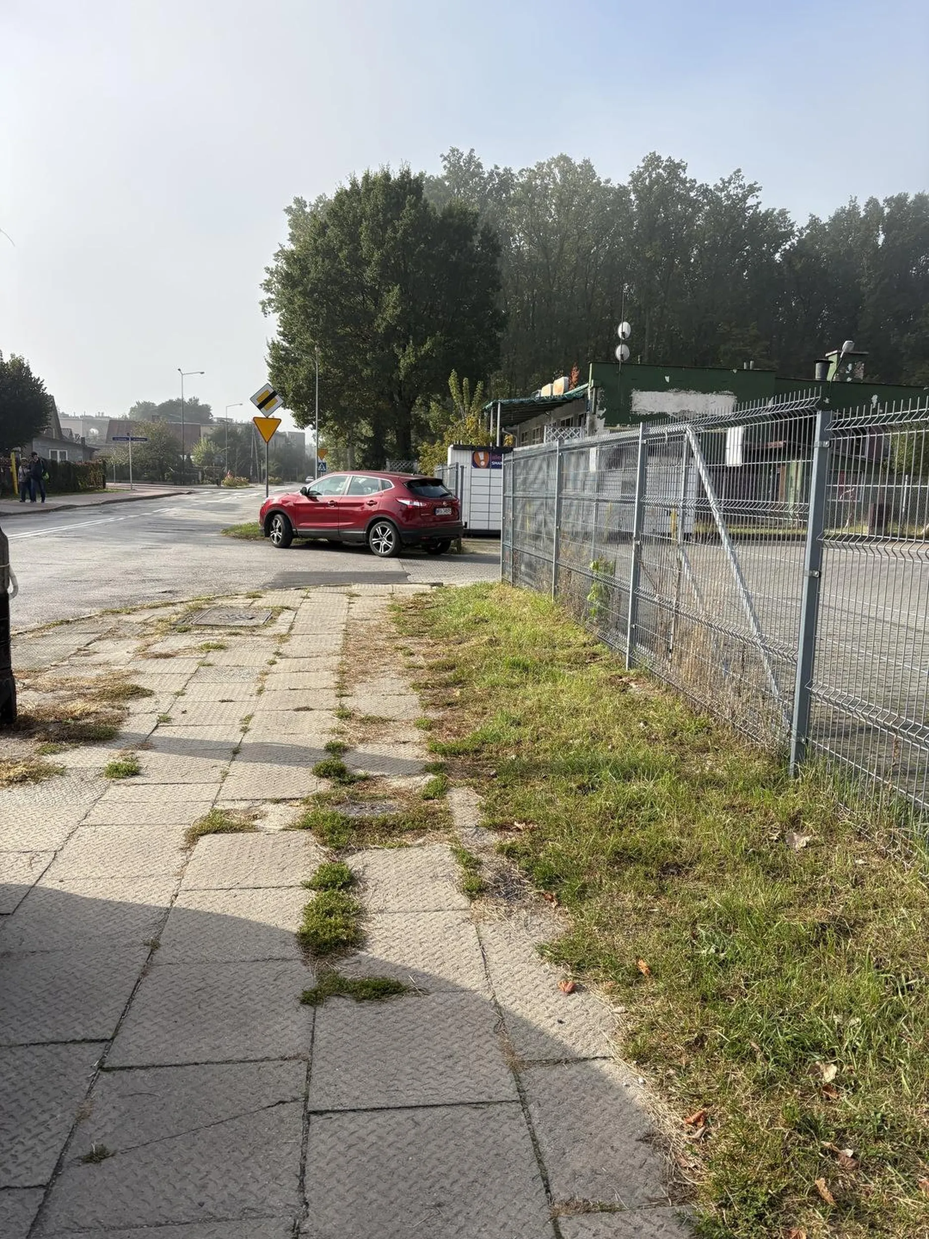 Za autem znajduje się chodnik który kierowca blokuje.