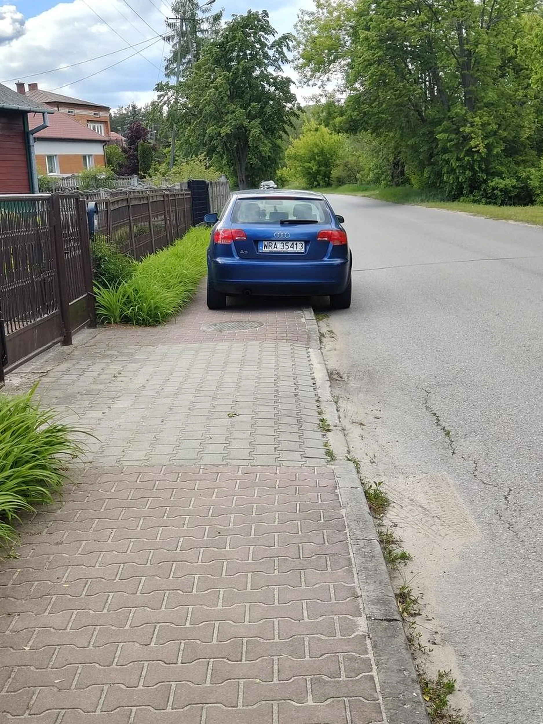 Trudno stanąć po drugiej stronie, najlepiej zająć cały chodnik... Dziecko rowerem nie przejedzie, z wózkiem też trzeba schodzić na ulicę, a z zza zakrętu nie wiadomo czy coś wyjedzie czy nie...