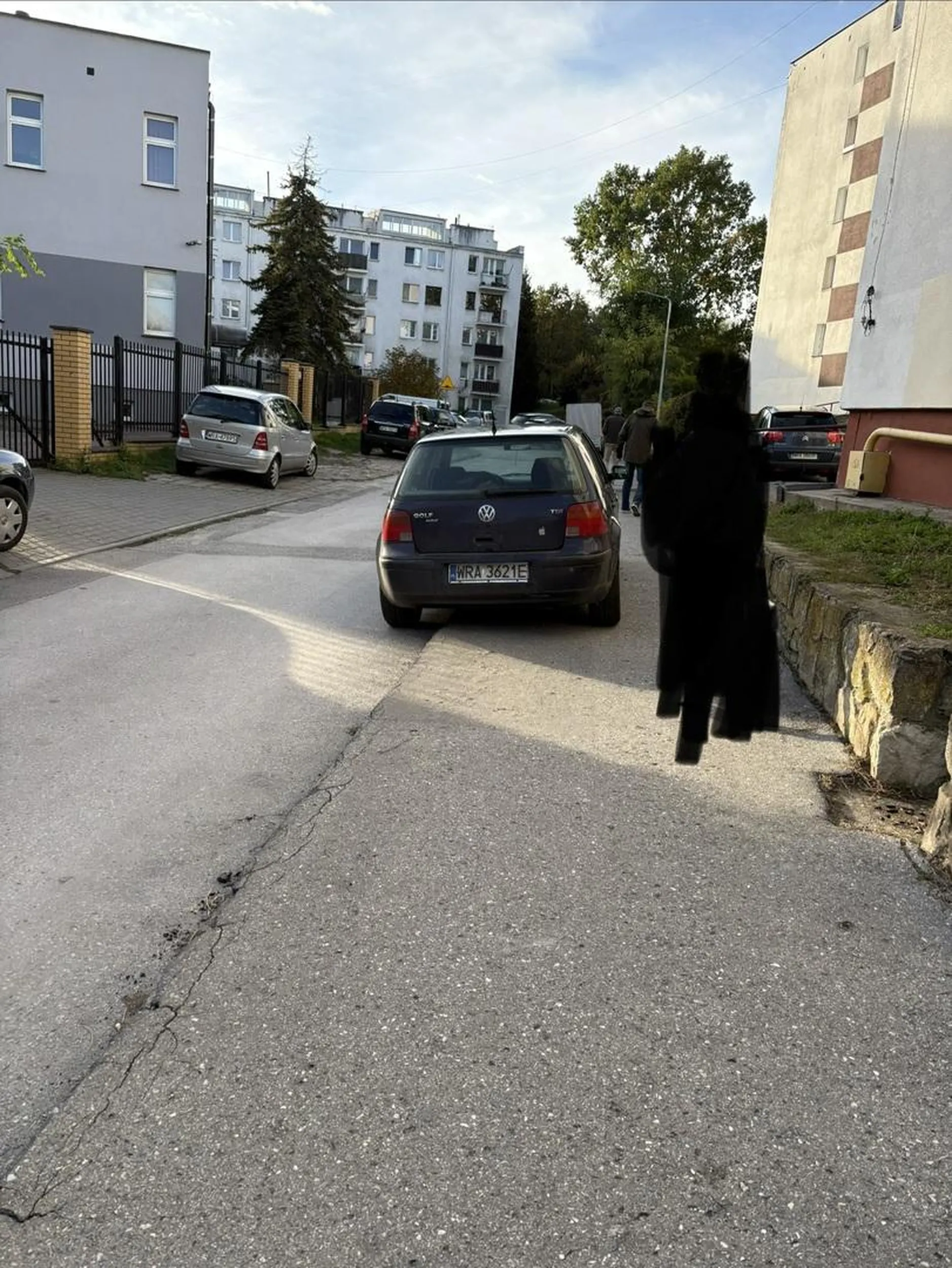 Czy tam jest przepisowe 1,5m dla pieszych? Czy tam zmieści się auto np straży pożarnej lub karetka pogotowia? W tym roku już był problem dla służb gdzie w pożarze zginęły 2 osoby.