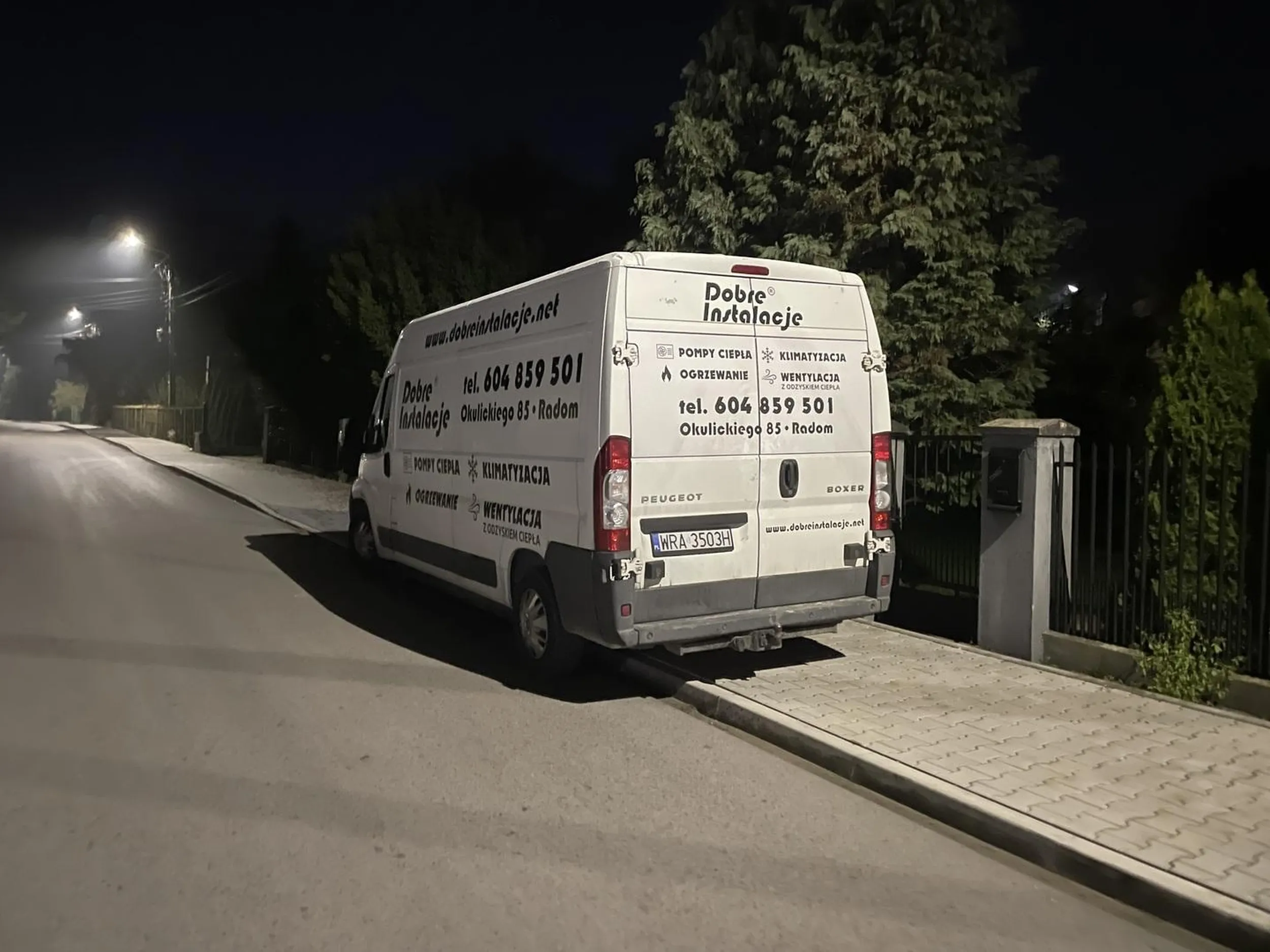 Padalec zaparkował na całym chodniku