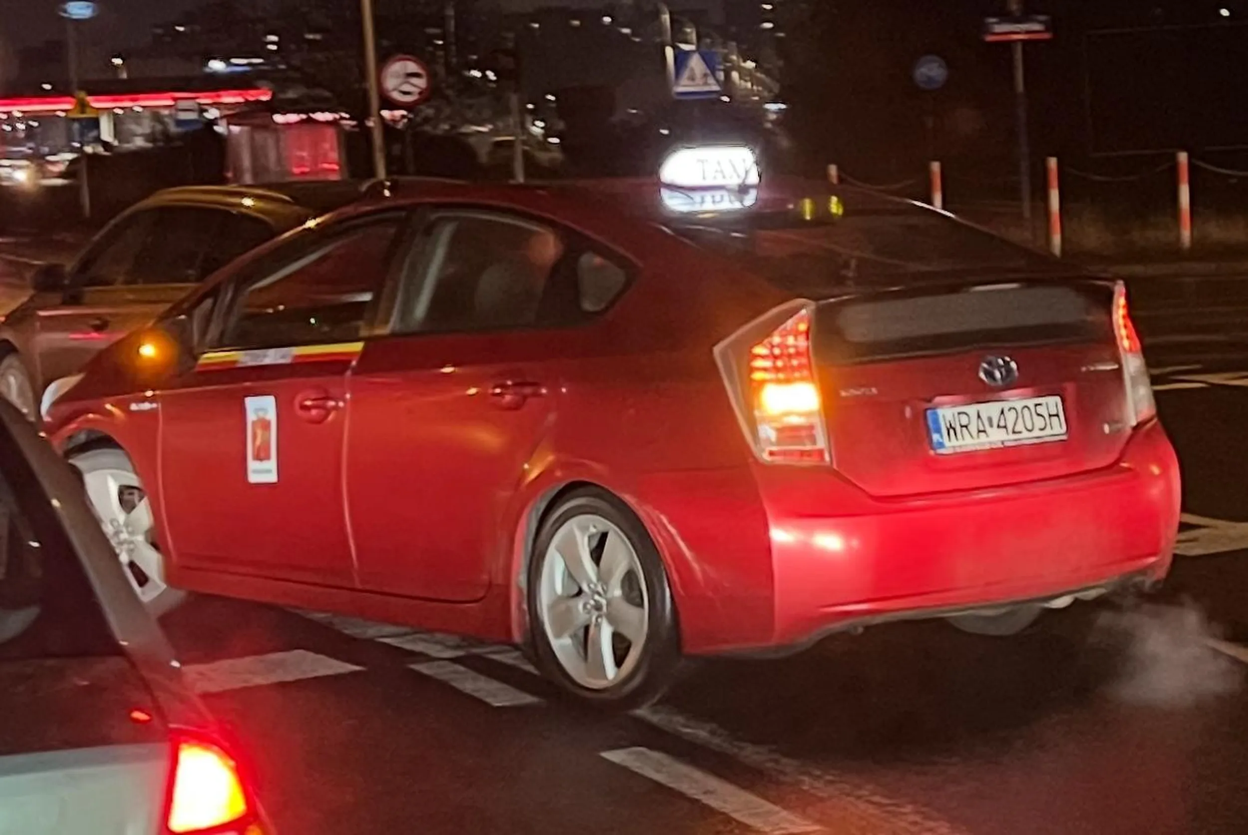 To że jesteś z jakiegoś kraju trzeciego świata nie zwalnia cię z przestrzegania tutejszych przepisów. Jak już zajechałeś komuś drogę to przeproś a nie jeszcze jakieś żale i pretensje wylewasz.