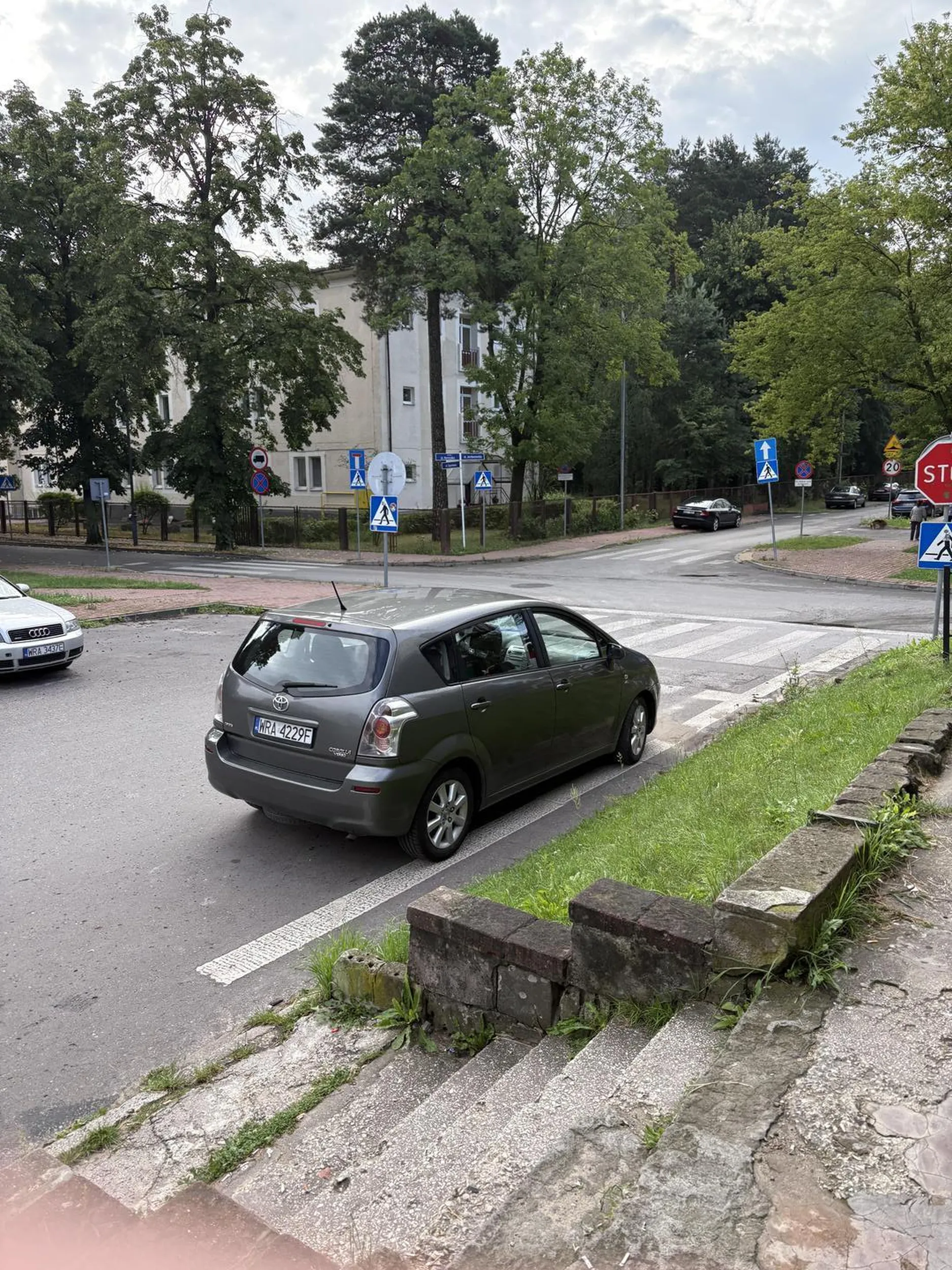 28.07.2025 Godzina 7:36 Parkowanie w odległości mniejszej niż 10m od oznakowanego przejścia dla pieszych.