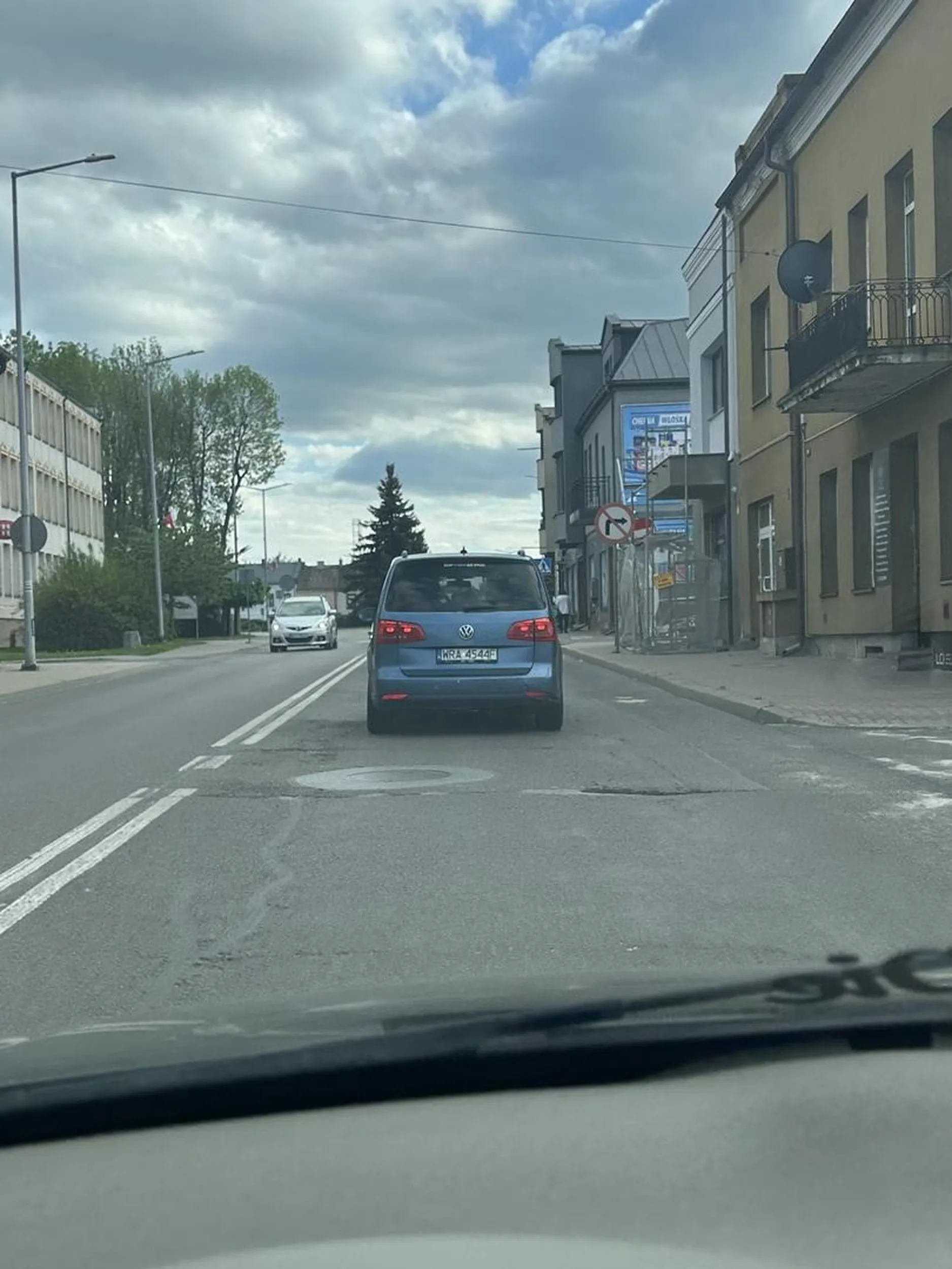 Gość cwaniakuje na drodze, podjeżdża pod zderzak ile się da, wymija tak że mało lusterka ci nie urwie. Dwa zamiast kupować wieśniackie naklejki na szybę zainwestuj w tego gruza bo jak dodajesz gazu to pół miasta jest zaczadzone dymem