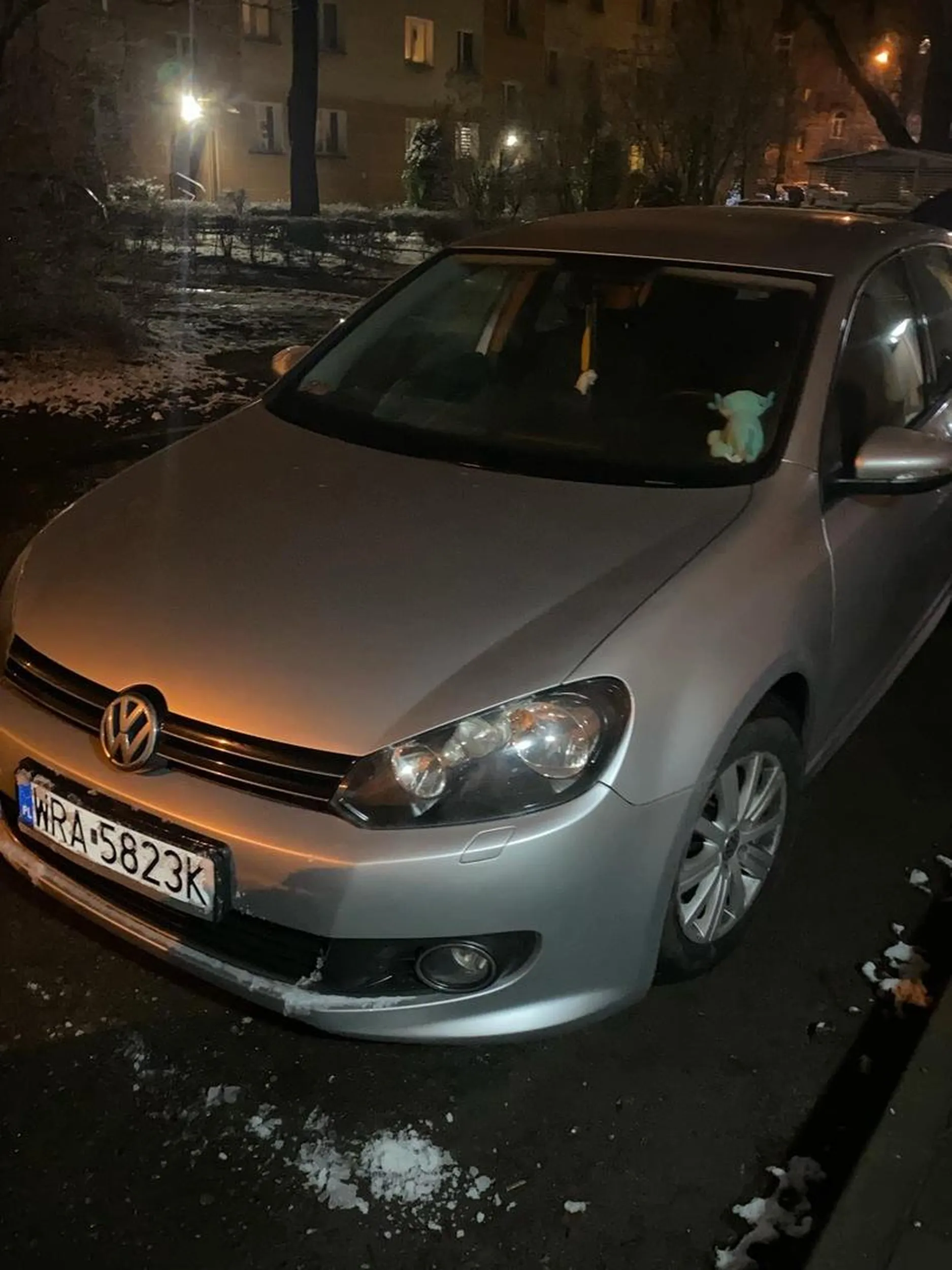 Menda cham prostak i złodziej wystawił głowę z auta krzycząc coś o manipulacji dronów  bojowych i próbuje  wyrwać moją matkę na srebrne felgi  ,plus taki że chociaż ma auto czyste