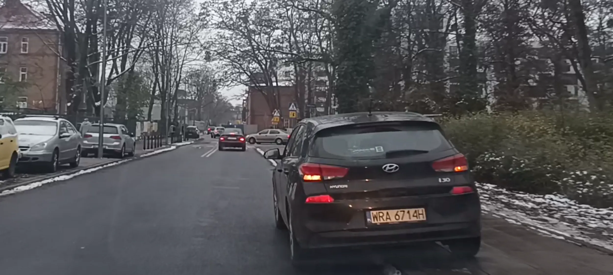 Prostak porzucił wraka na chodniku na ulicy z zakazem zatrzymywania się i postoju