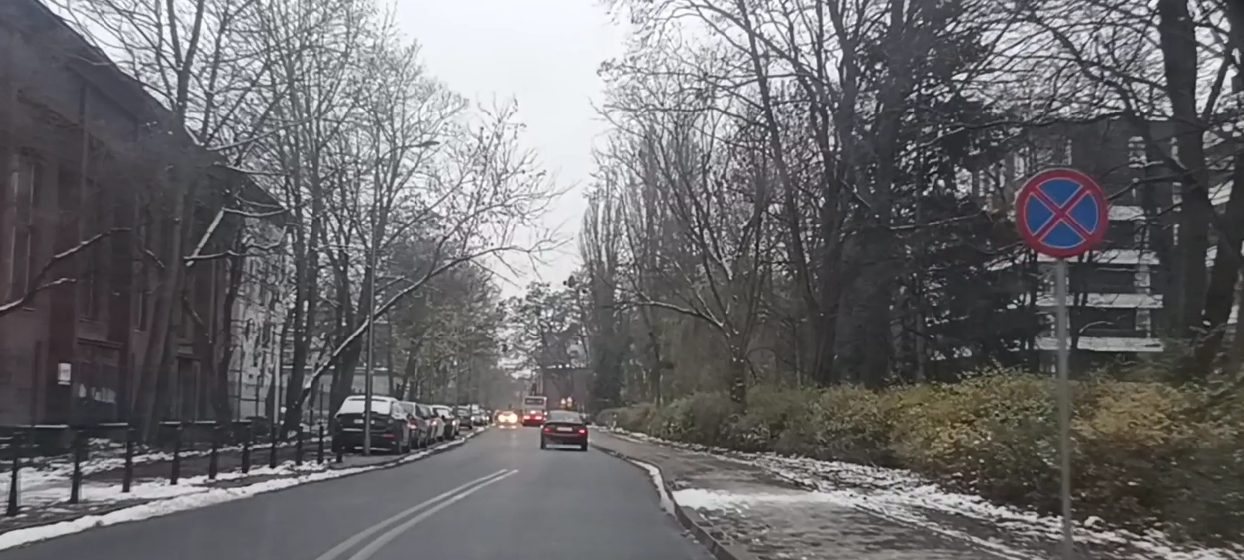 Prostak porzucił wraka na chodniku na ulicy z zakazem zatrzymywania się i postoju