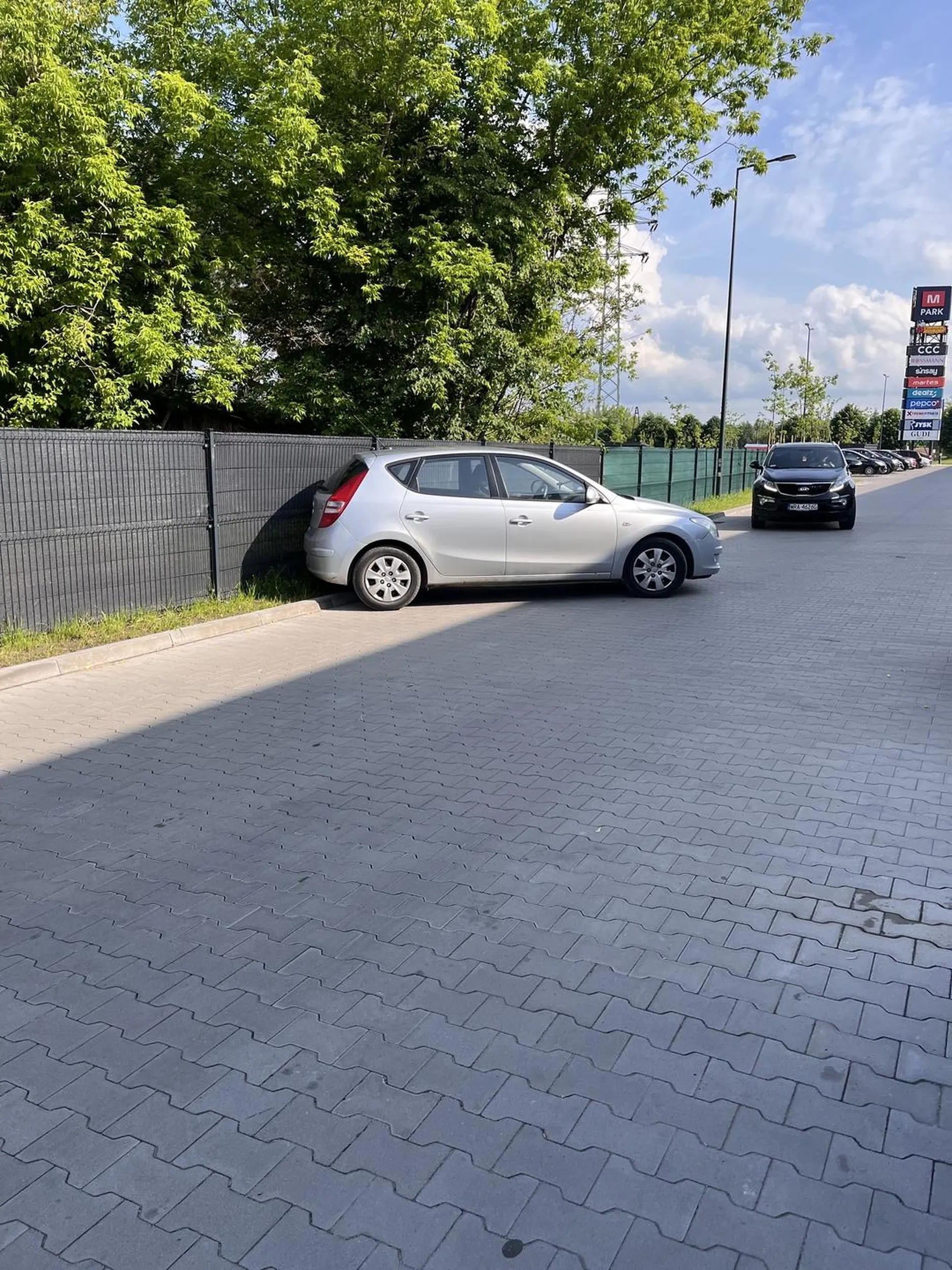 Polecam zaciągać ręczny albo zostawiać samochód na biegu