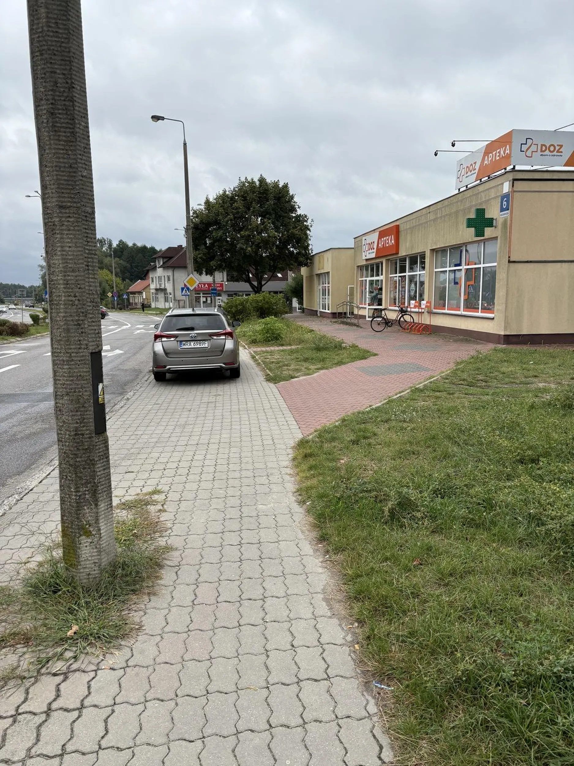 Kobieta zaparkowała na całym chodniku i poszła sobie do apteki obok tym samym utrudniając pieszym poruszanie się po chodniku