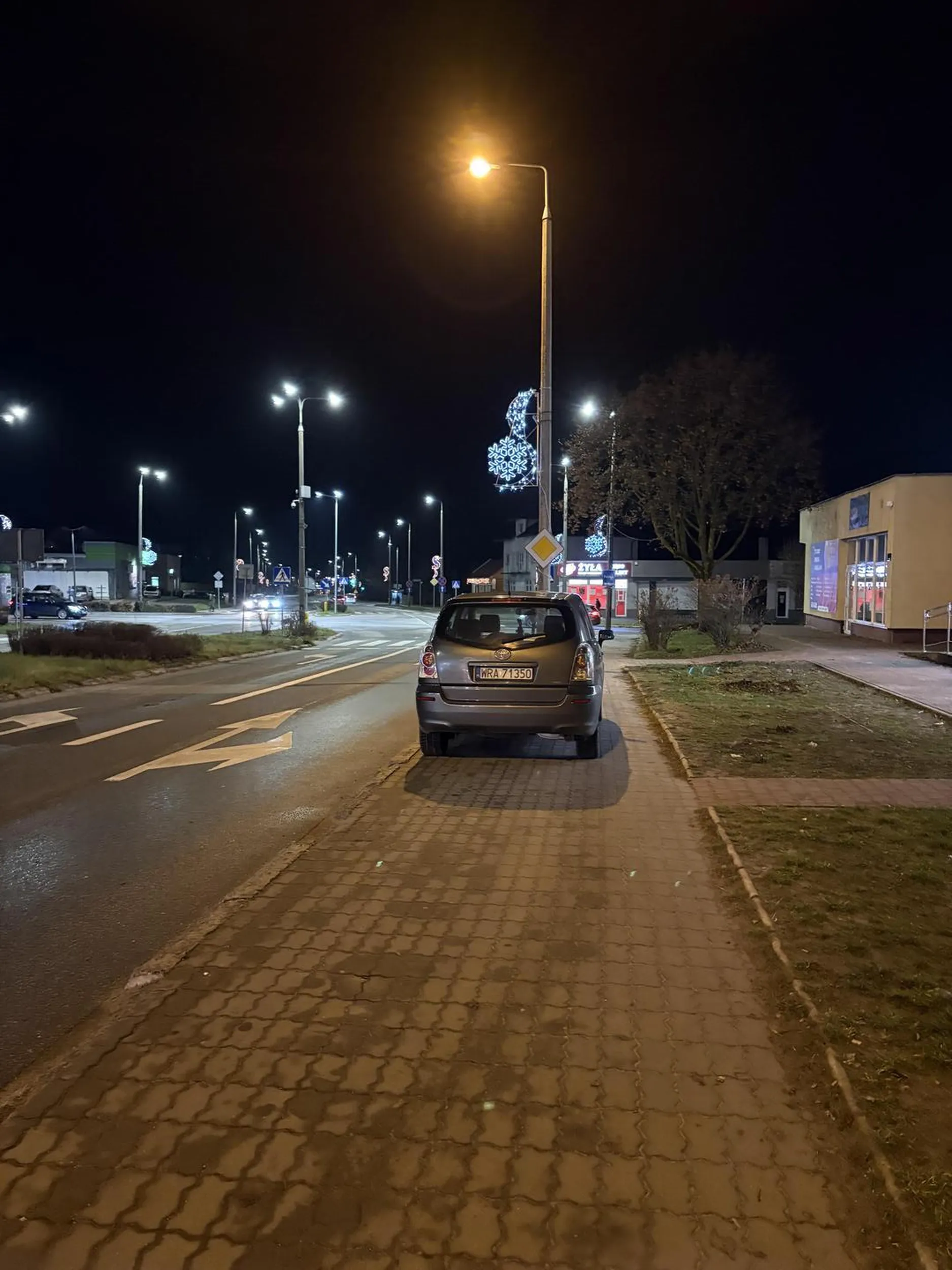 Facet a gdzie 1,5 metra chodnika dla pieszych?