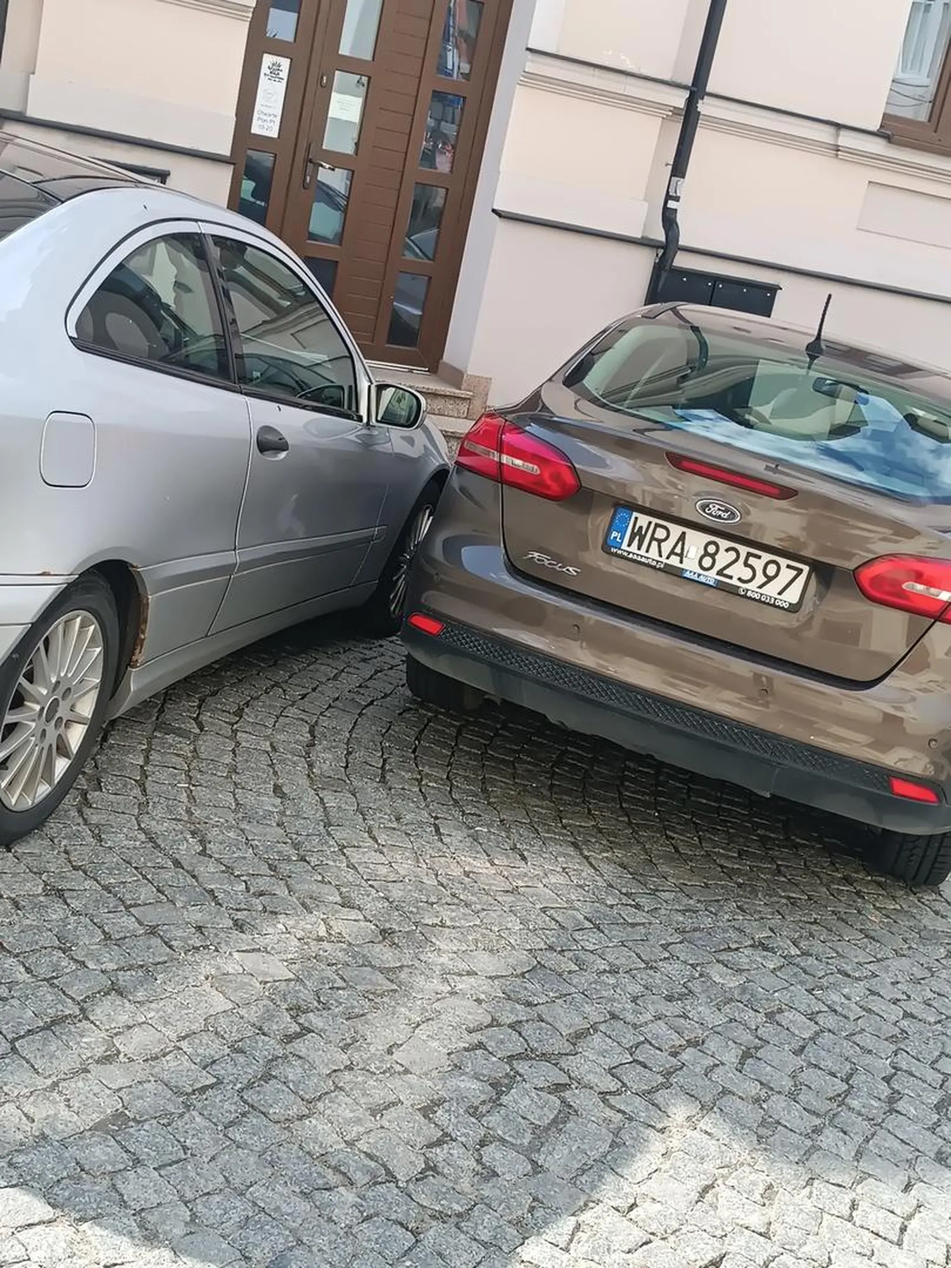 Tak sobie zaparkował,że osoba z boku ze srebrnego samochodu nie była w stanie otworzyć drzwi i wsiąść. Milimetry... podejrzewam że sam musiał wysiadać lewą stroną. Prawo jazdy wygrane w chipsach