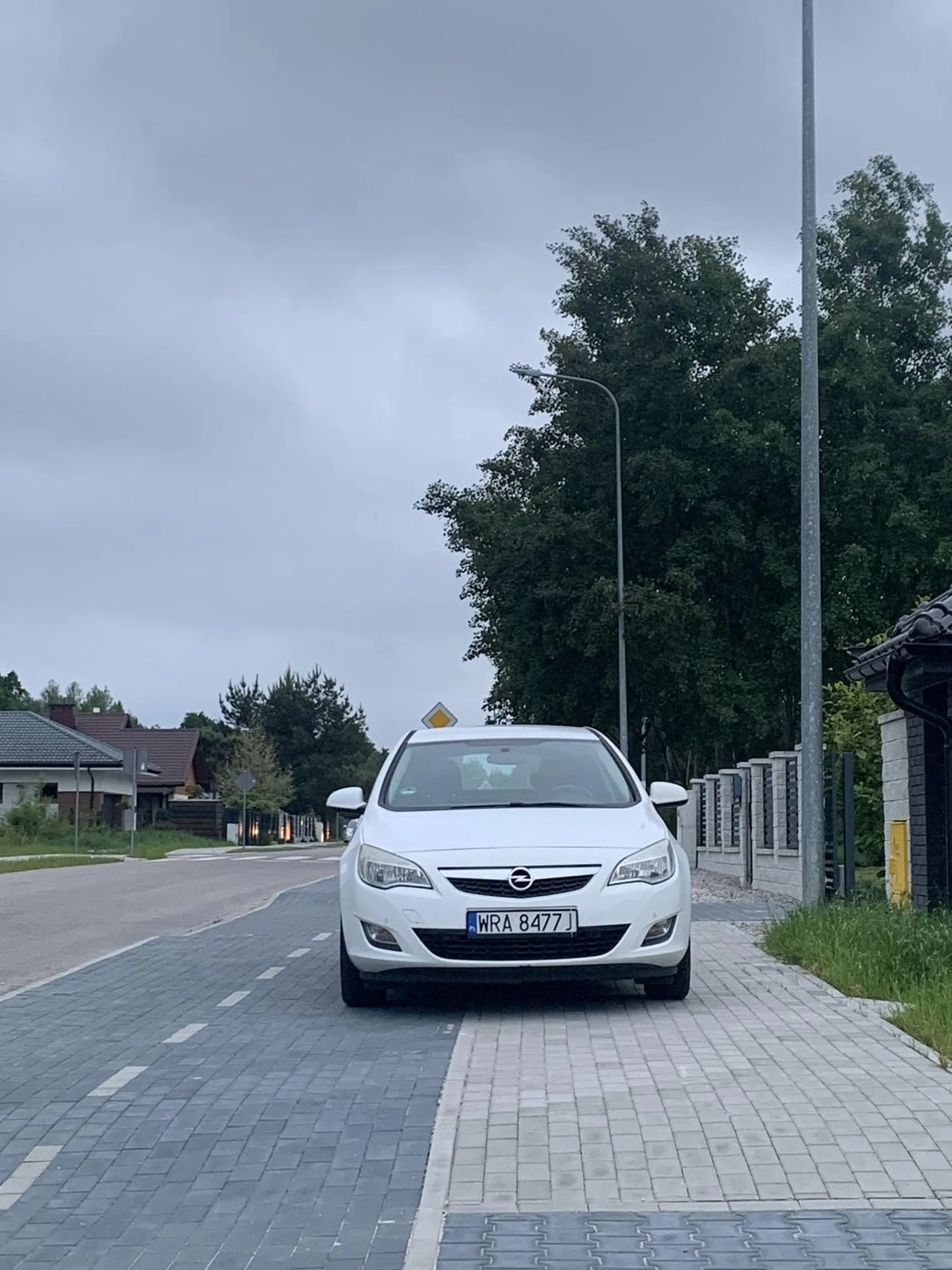 na chodniku się nie parkuje pało jedna